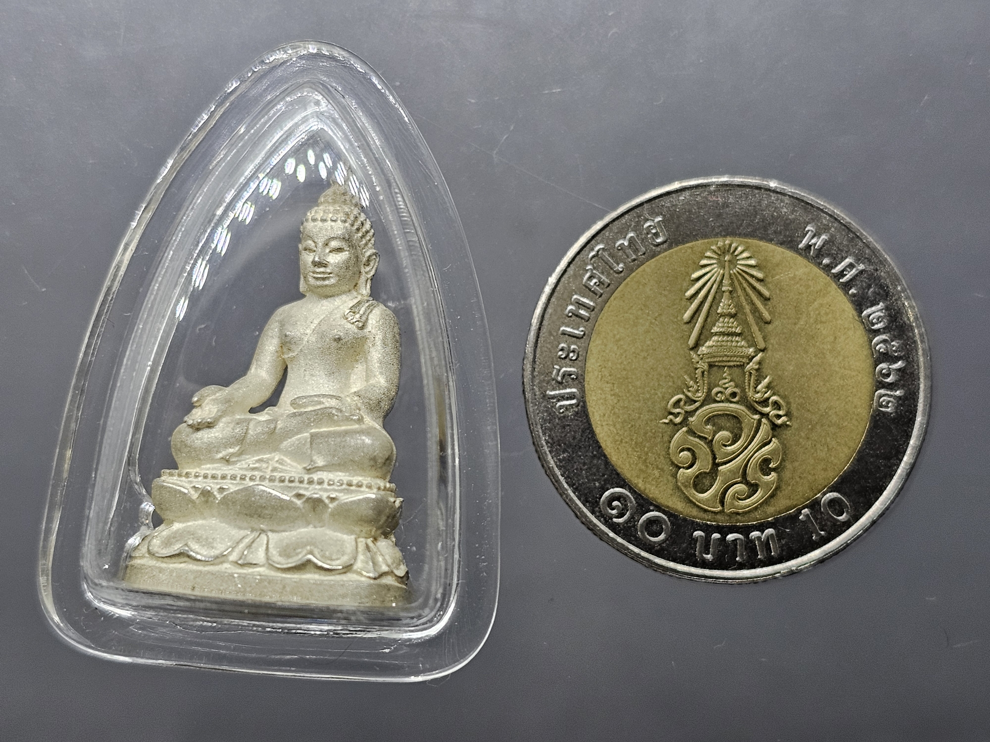 พระไพรีพินาศ เนื้อเงิน พิมพ์ใหญ่ 200 ปี พระจอมเกล้าฯ โครงการบูรณะฯ โบราณสถาน วัดมกุฏกษัตริยาราม ปี2547 พร้อมกล่อง เลี่ยมกรอบเก็บผิว สวยๆ