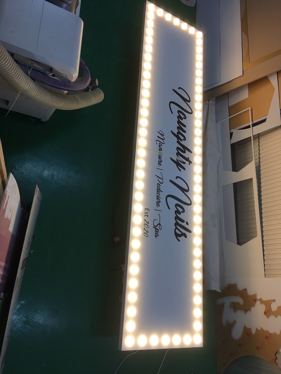 ป้ายไฟวินเทจไฟหัวปิงปอง งานNaughty Nails