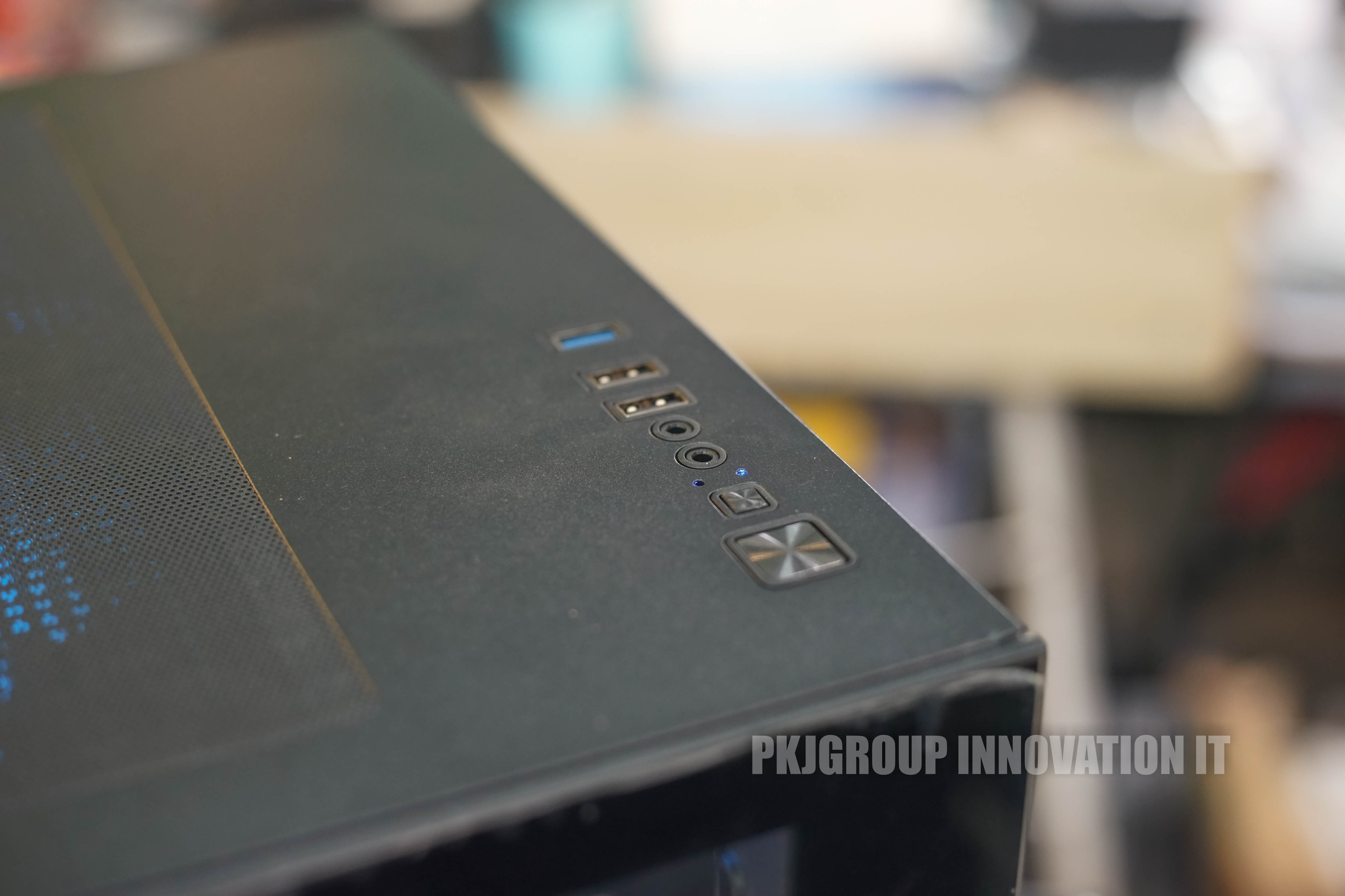 คอมเล่นเกมเคสสวยมือสอง Core Ultra 9 RAM 32 GB SSD 2 ตัว RTX5080 เคสตู้ปลา เครื่องอายุ1-2 เดือน