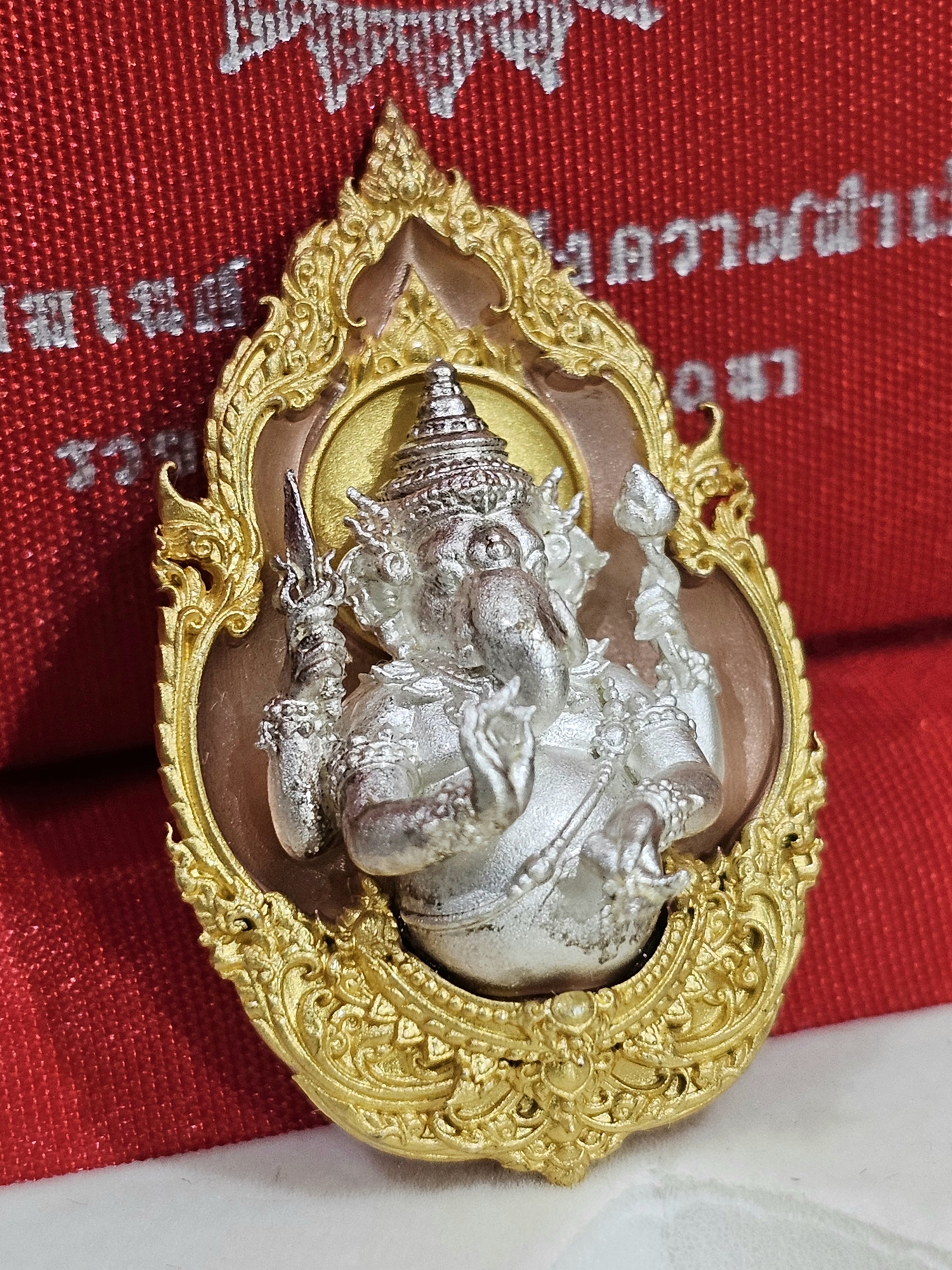 พระพิฆเนศ เทพแห่งความสำเร็จ รุ่น รวยสุข สมปรารถนา (ชุดของขวัญ 3 องค์ พิมพ์เล็ก ขนาด 3.9 เซน) พ.ศ.2562 มาพร้อมใบรับรอง กล่องนอก กล่องใน อุปกรณ์ครบ