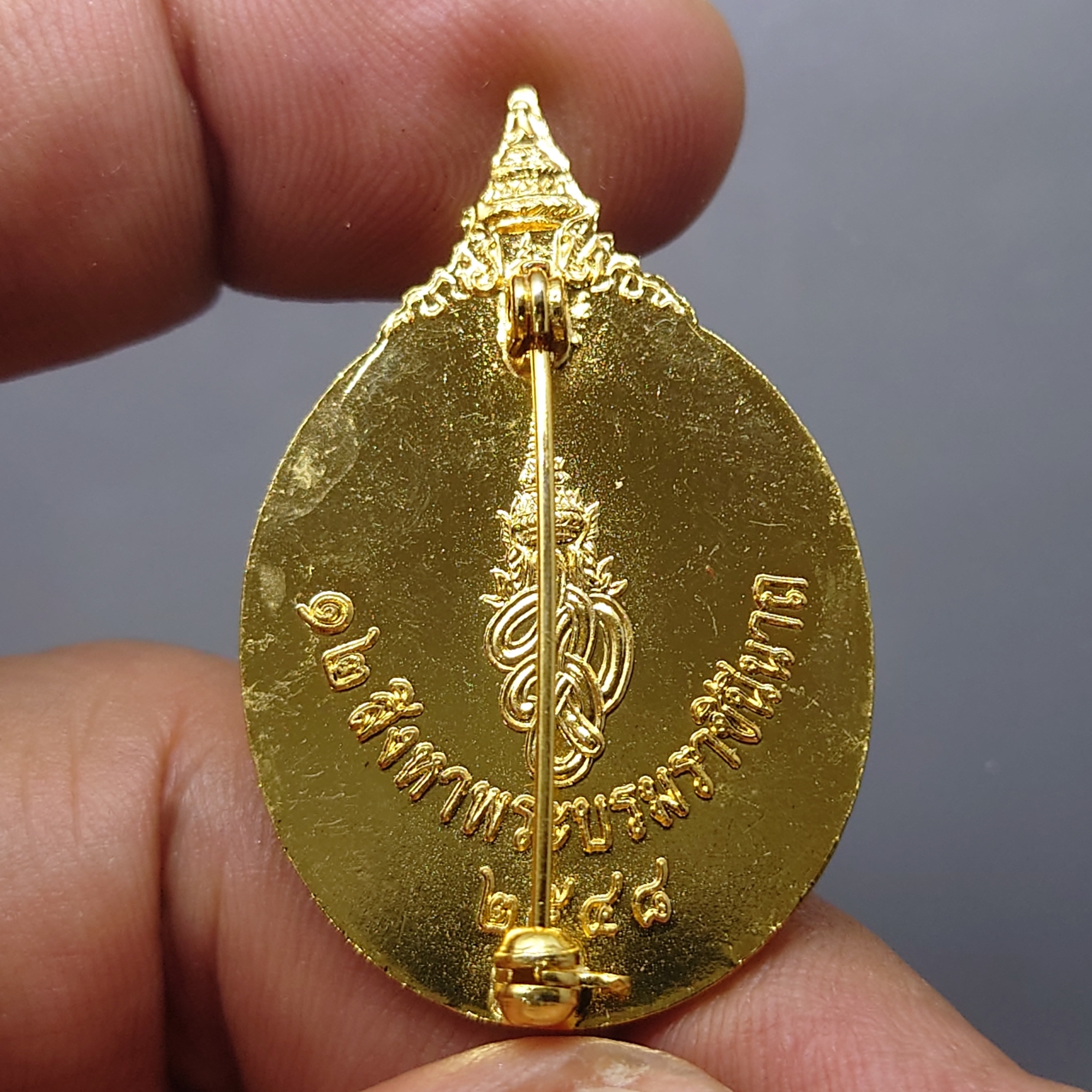 เข็มกลัด 12 สิงหาพระบรมราชินีนาถ 73 พรรษา กาหลั่ยทอง ลงยา พ.ศ.2548