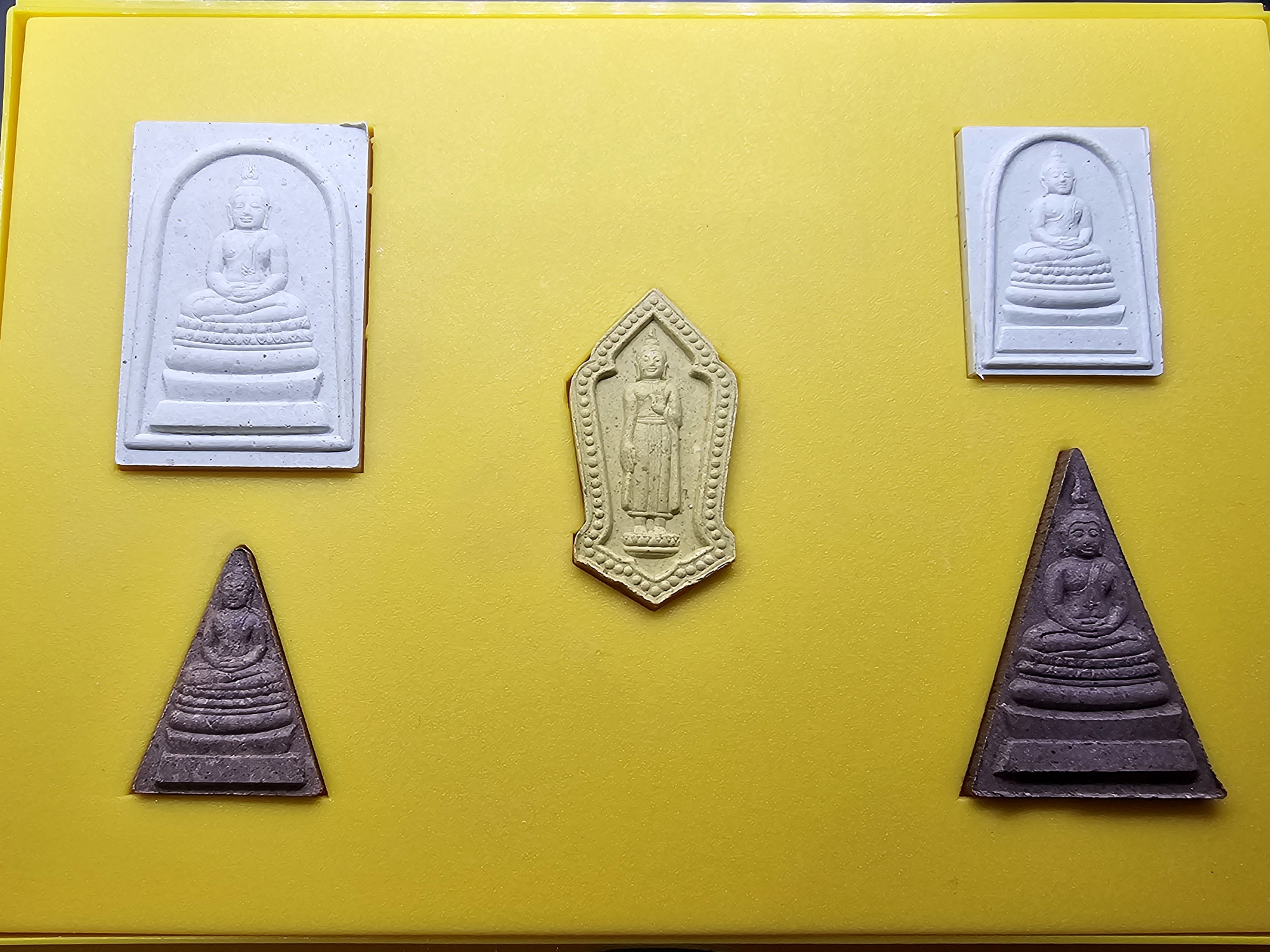 ชุดพระผง 5 องค์ พระพุทธนวมมหาราชายุจฉับปริวัตนมงคล ภปร. รุ่นเฉลิมพระชนมพรรษา 72 พรรษา รัชกาลที่ 9 ปี 2542 พร้อมตลับเดิม