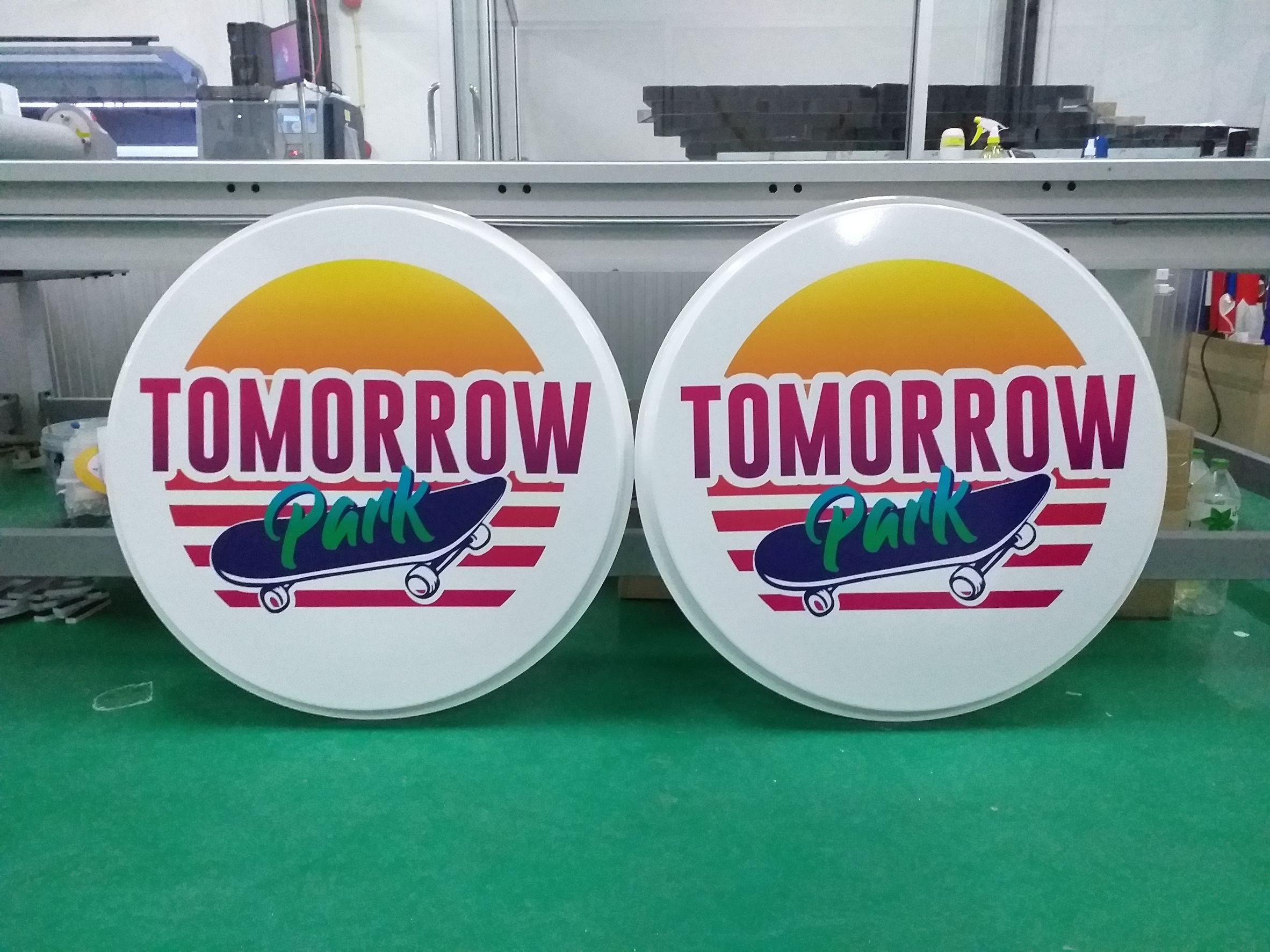 งานติดสติ๊กเกอร์ลงบนแผ่นปั๊มนูนฝาหน้าสองฝา งานTOMORROW