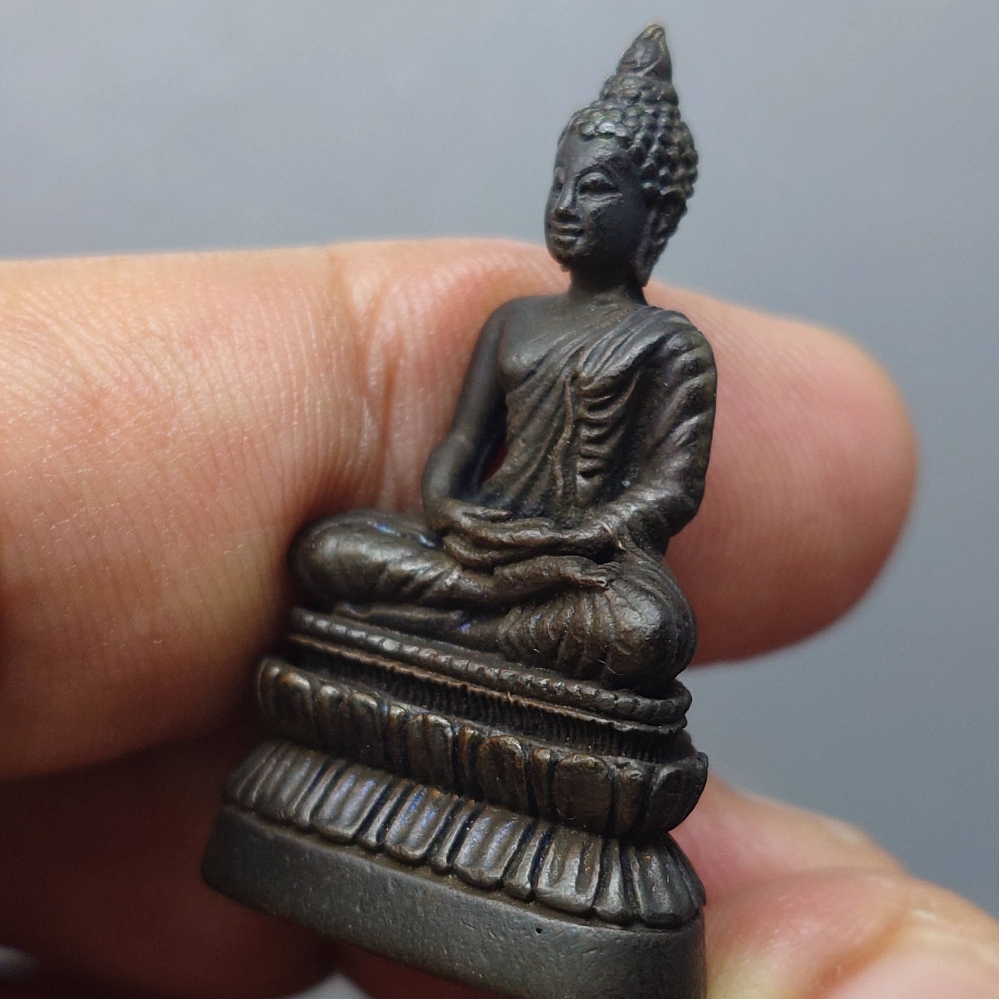 พระกริ่ง ภปร พระพุทธนวมมหาราชายุจฉับปริวัตนมงคล เนื้อนวะโลหะ ฉลองพระชนมายุครบ 6 รอบ รัชกาลที่9 ปี2542 พร้อมกล่องเดิม