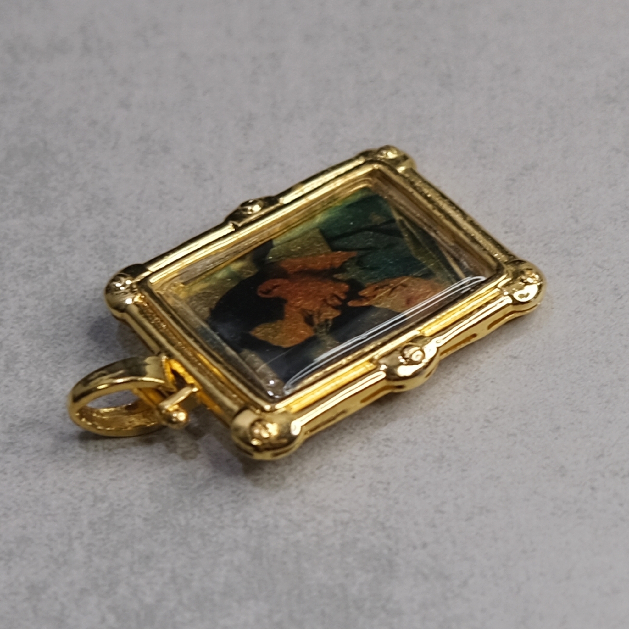 จี้ทองคำแท้ พระบรมฉายาลักษณ์ ร9 ที่ระลึกกาญจนาภิเษก 2539 (แผ่นทองคำ 97.66%) พร้อมกรอปและกล่องเดิม