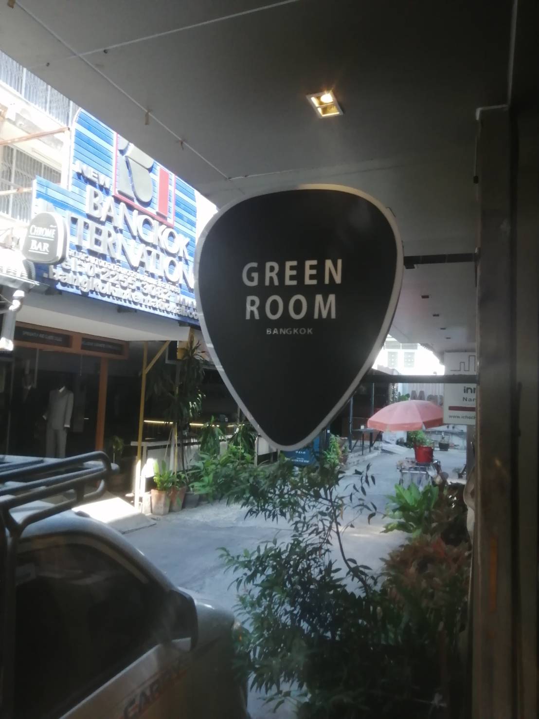 ป้ายกล่องไฟแอลอีดีขอบอลูมิเนียม2หน้า พร้อมขายื่น งานป้ายGREEN ROOM BANGKOK