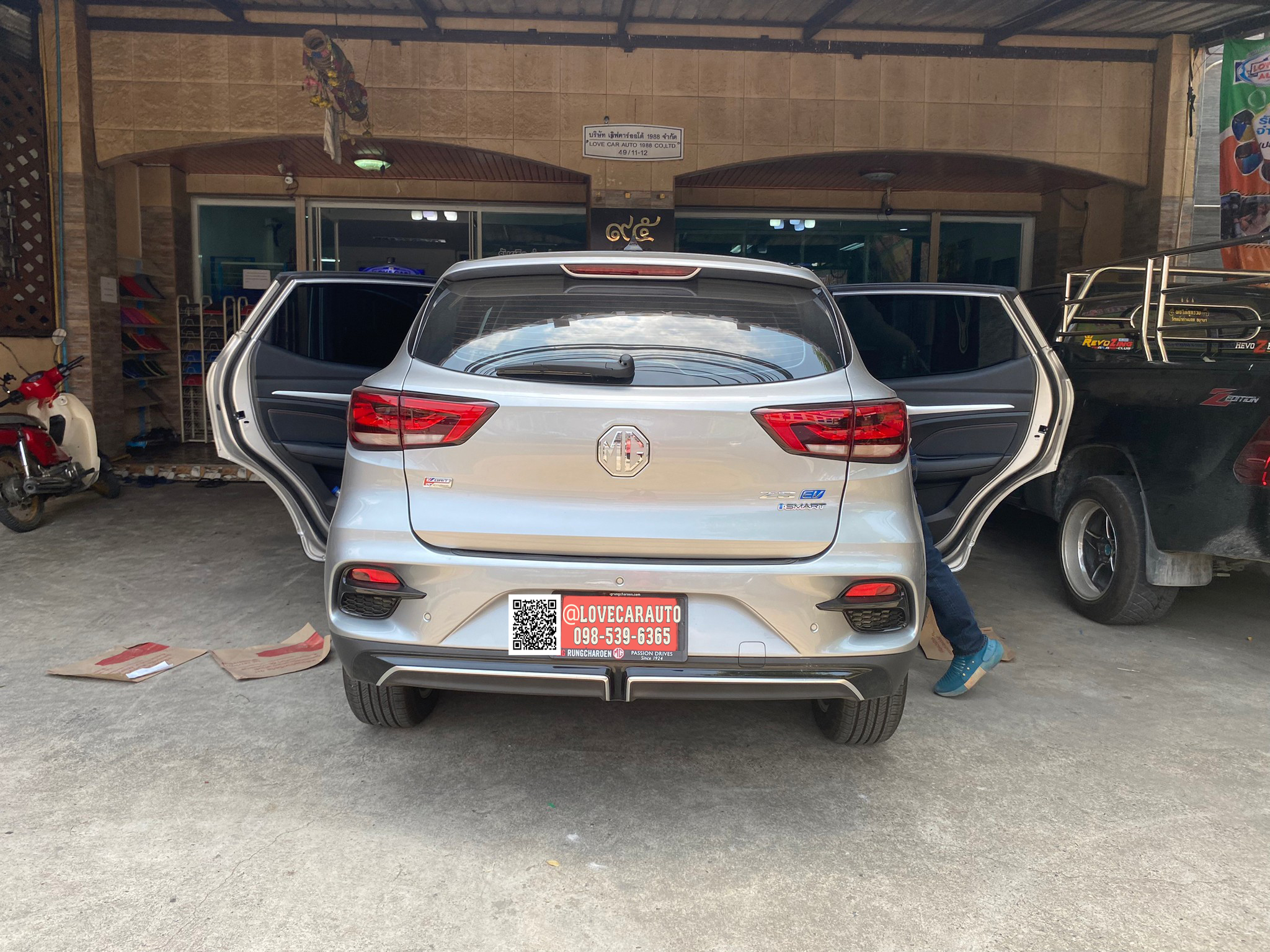 พรมปูพื้นรถยนต์6D Mg ZS EV 2023 สีเขียวด้ายทอง เต็มคัน