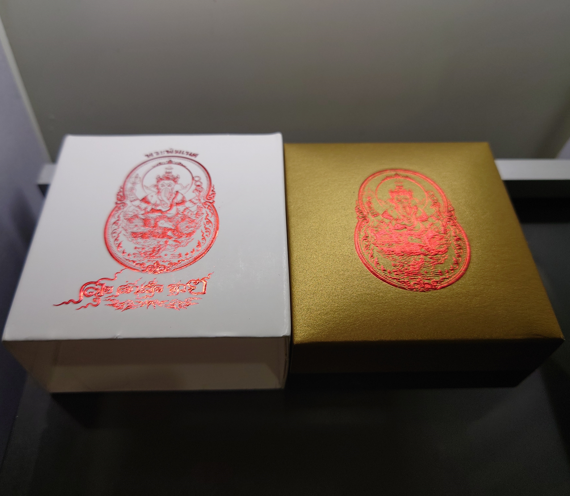 พระพิฆเนศ สุข สำเร็จ รวย เนื้อทองระฆัง องค์ชุบทอง พ่นทราย ลงยาแดง โคท 55 หลวงพ่อพระมหาสุรศักดิ์ วัดประดู่ จ.สมุทรสงคราม อธิษฐานจิตปลุกเสก ปี2563 พร้อมกล่องเดิม