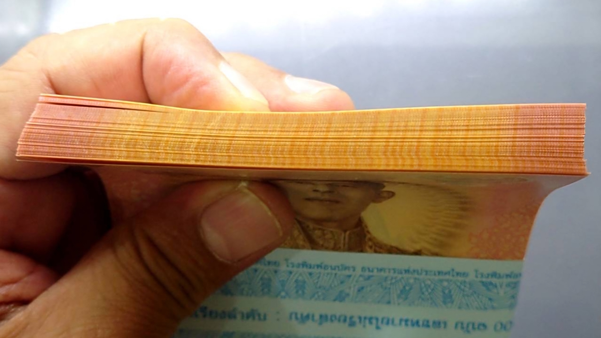 (ธนบัตรยกแหนบ 100 ใบ ไม่เรียงเลข) ธนบัตรที่ระลึก 100 บาท เฉลิมพระเกียรติ ในหลวงรัชกาลที่ 10 ครบ 6 รอบ ปี พ.ศ.2567 ไม่ผ่านใช้