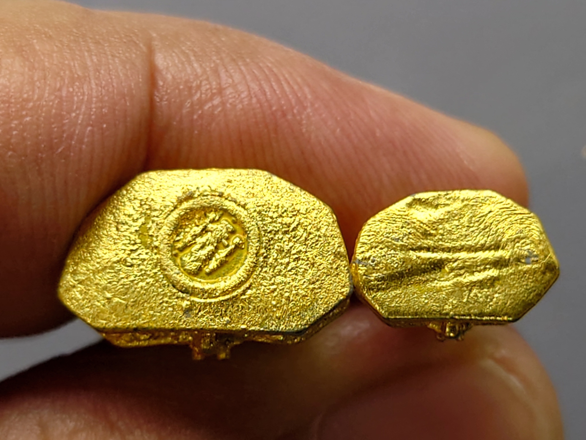 พระกริ่ง-พระชัยวัฒน์ นิรันตราย เนื้อสัมฤทธิ์ชุบทอง วัดราชประดิษฐสถิตมหาสีมาราม พ.ศ.2549 พร้อมกล่องเดิม