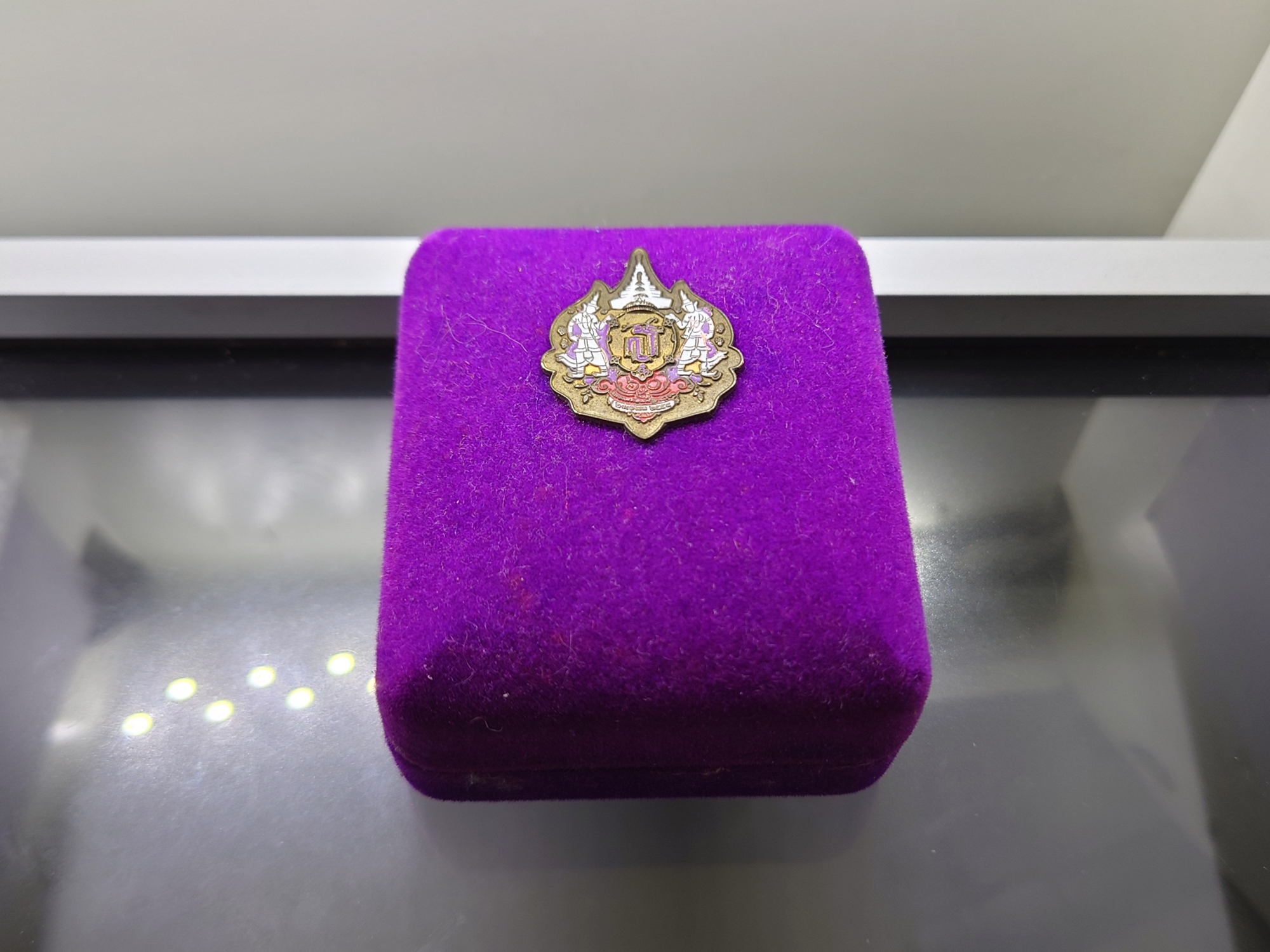 พระพุทธรูปนาคปรก ปางมารวิชัย ลอยองค์ เนื้อทองเหลืองรมดำ รุ่นเฉลิมพระเกียรติฯ 60 พรรษา สมเด็จพระเทพรัตนราชสุดาฯ พ.ศ.2558 พร้อมกล่องเดิม