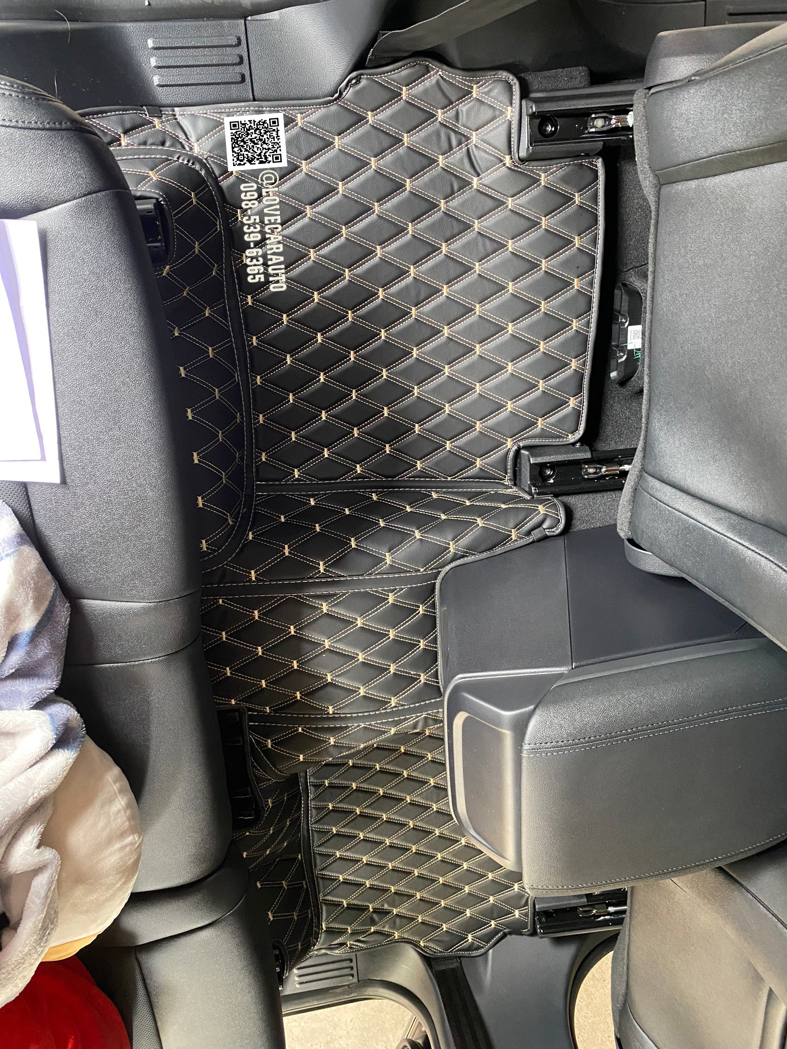 พรมปูพื้นรถยนต์ Ford Everest 2023 VVIP ด้ายคู่สีดำด้ายทอง