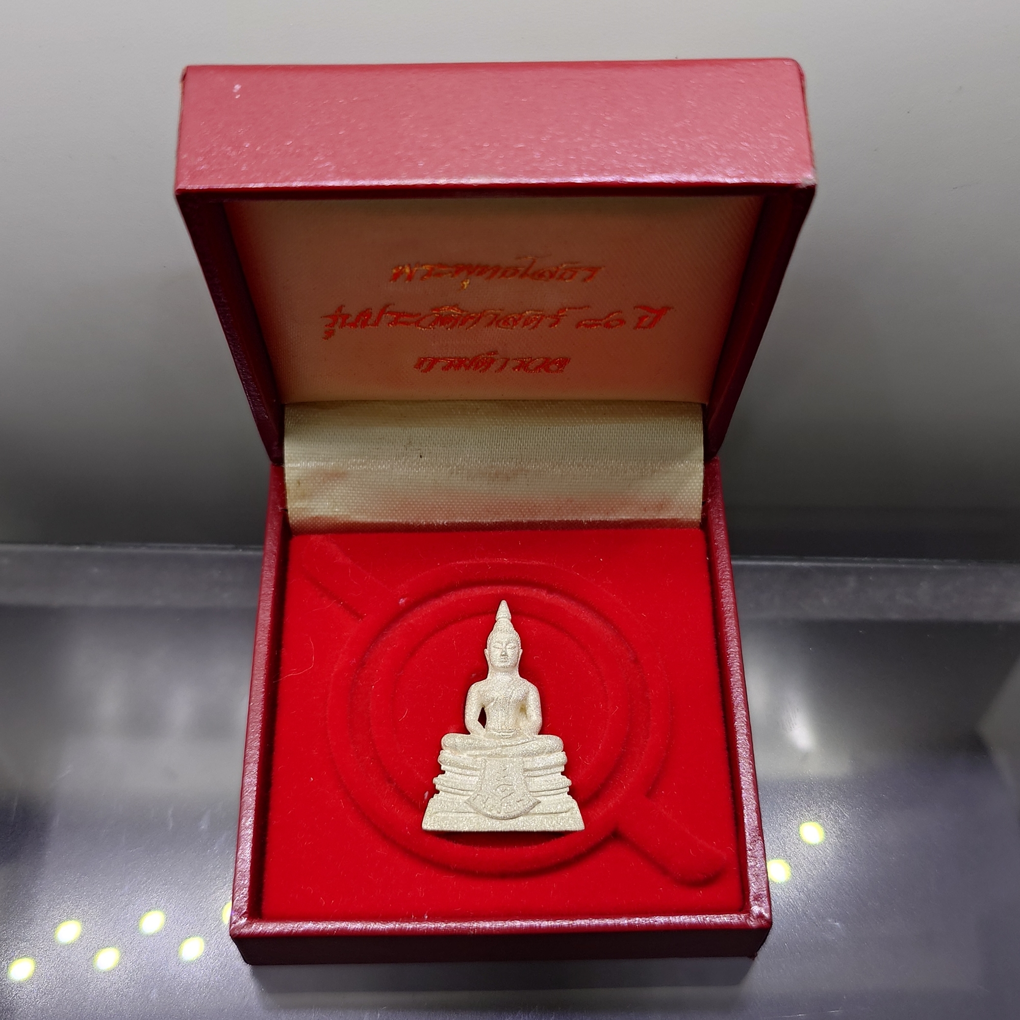พระพุทธโสธร เนื้อเงินพ่นทราย รุ่นประวัติศาสตร์ 80 ปี กรมตำรวจ พ.ศ.2538 เนื้อเงินพ่นทราย พร้อมกล่องเดิม