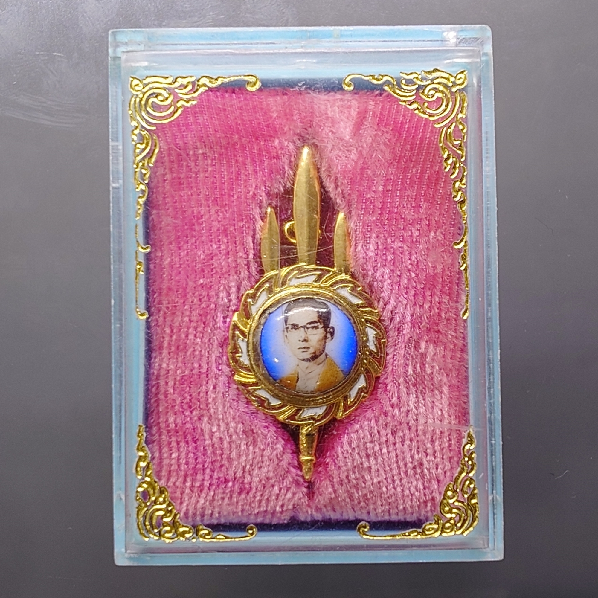 เข็มกลัดตรีเพชร หลังลายเซ็น " ภูมิพลอดุลยเดช" ในหลวง ร.9 ออก วัดบวรนิเวศวิหาร ปี 2530 พล้อมตลับเดิม