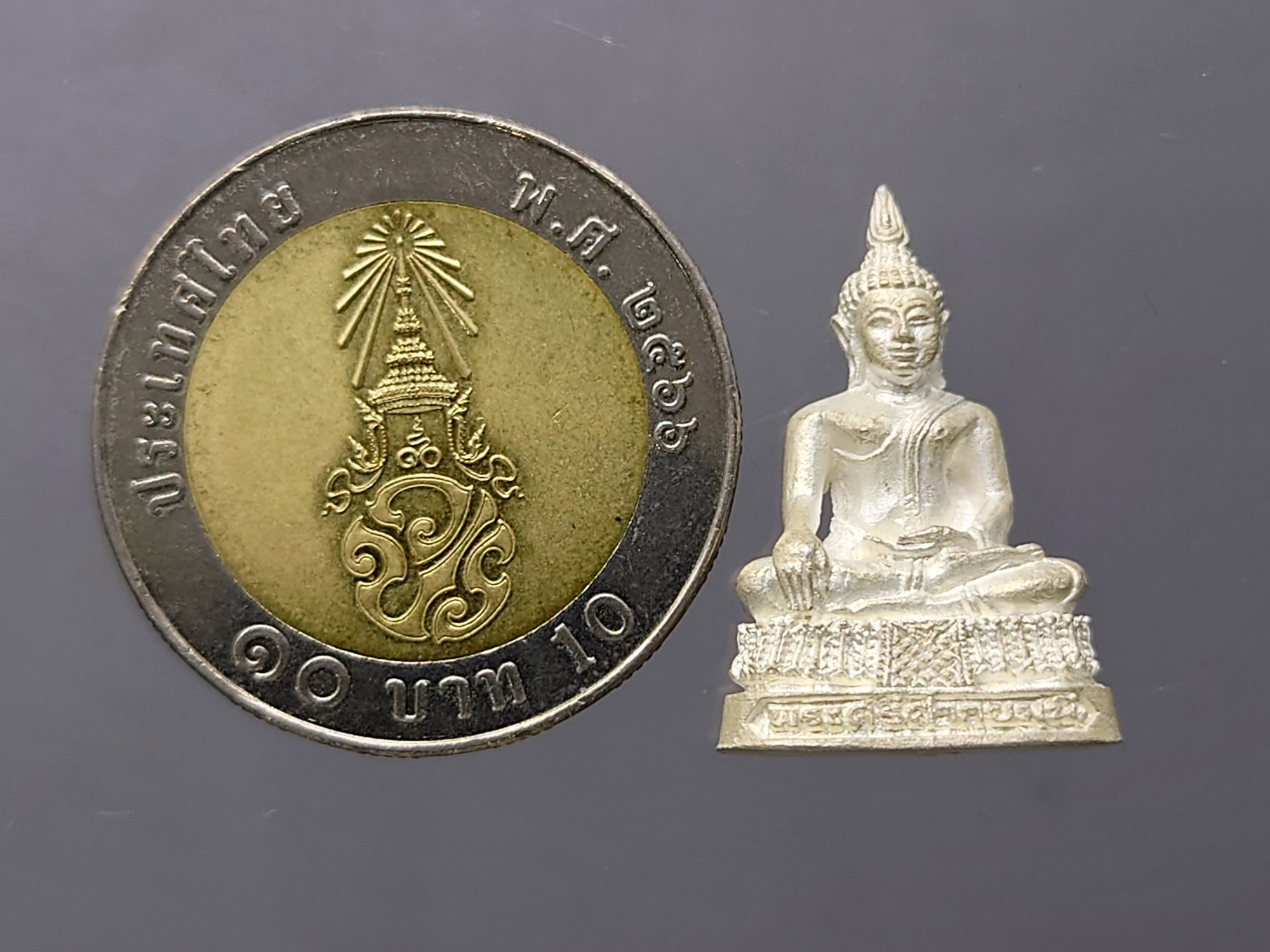 พระศรีศากยมุนี (หลวงพ่อโตวัดสุทัศน์ฯ) รุ่นเศรษฐีทอง เนื้อเงิน วัดสุทัศนเทพวราราม ปี 2539 พร้อมกล่องเดิม