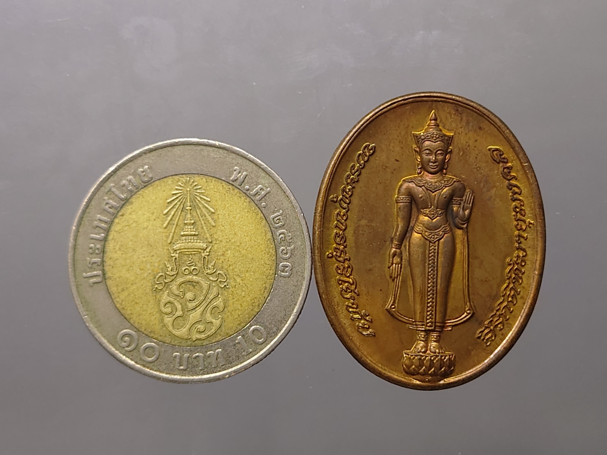 พระพุทธสุริโยทัย สิริกิติฑีคายุมงคล หลังตราพระนามาภิไธยย่อ ส.ก. เนื้อทองแดง ที่ระลึกพระราชพิธี สมโภชพระเจดีย์ศรีสุริโยทัย ปี2534 ตลับเดิม