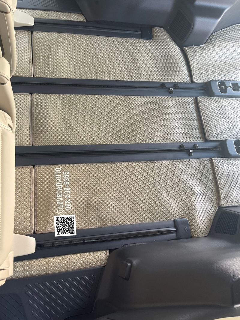 พรมรถตู้ Toyota Alphard 2024 กระดุมเล็กสีครีม