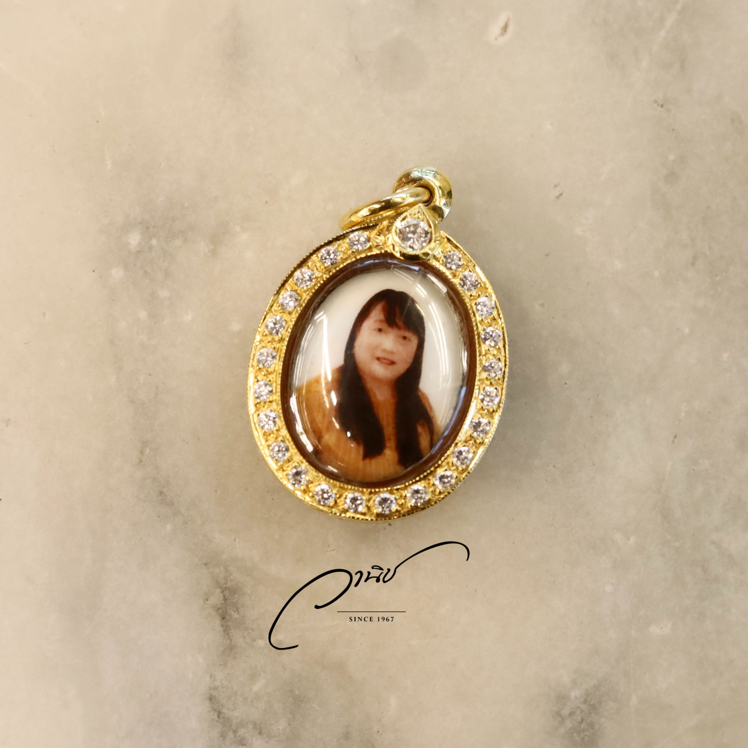 รับทำล็อกเก็ตเลี่ยมทองฝังพลอย ล็อกเก็ตเลี่ยมทอง จี้ล็อกเก็ตฝังพลอย จี้ล็อกเก็ตทอง จี้รูปภาพ จี้รูปพ่อแม่ จี้ทองคำแท้ ล็อคเก็ต Gold Locket