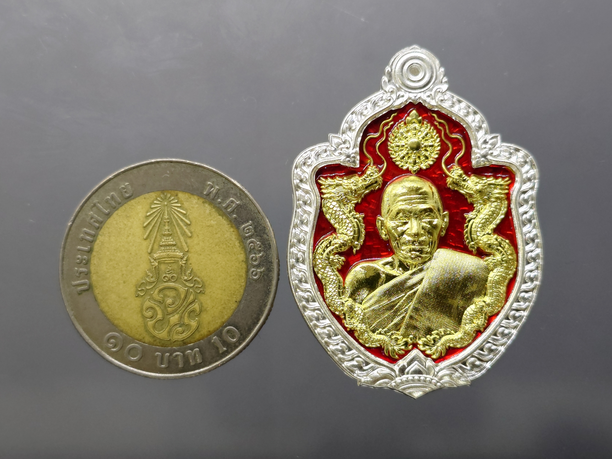 เหรียญหลวงปู่ศิลา พิมพ์มังกรคู่ อายุวัฒนมงคล ๘๑ เนื้อฝาบาตร ลงยาแดง ขอบเนื้อเงิน ปี2568 พร้อมตลับเดิมๆ สภาพสวยสมบูรณ์