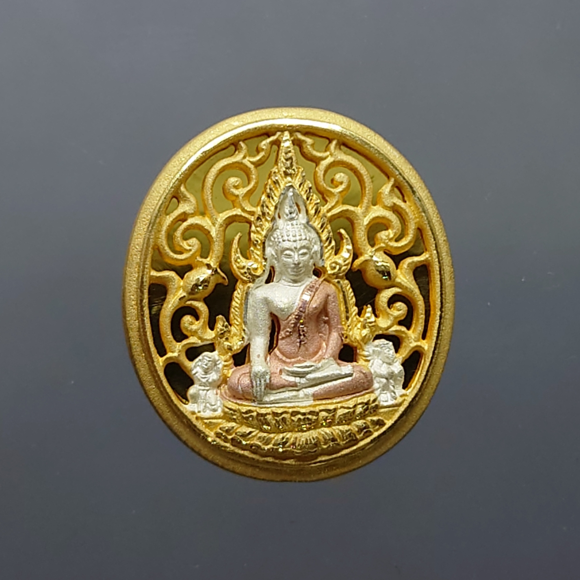 พระพุทธชินราช กรมตำรวจรุ่นแรก รุ่น “ประวัติศาสตร์” เหรียญรูปไข่ฉลุลายไทย พิมพ์เล็ก เนื้อเงินชุบสามกษัตริย์ ขัดเงา ปี2562 พร่อมกล่องเดิม