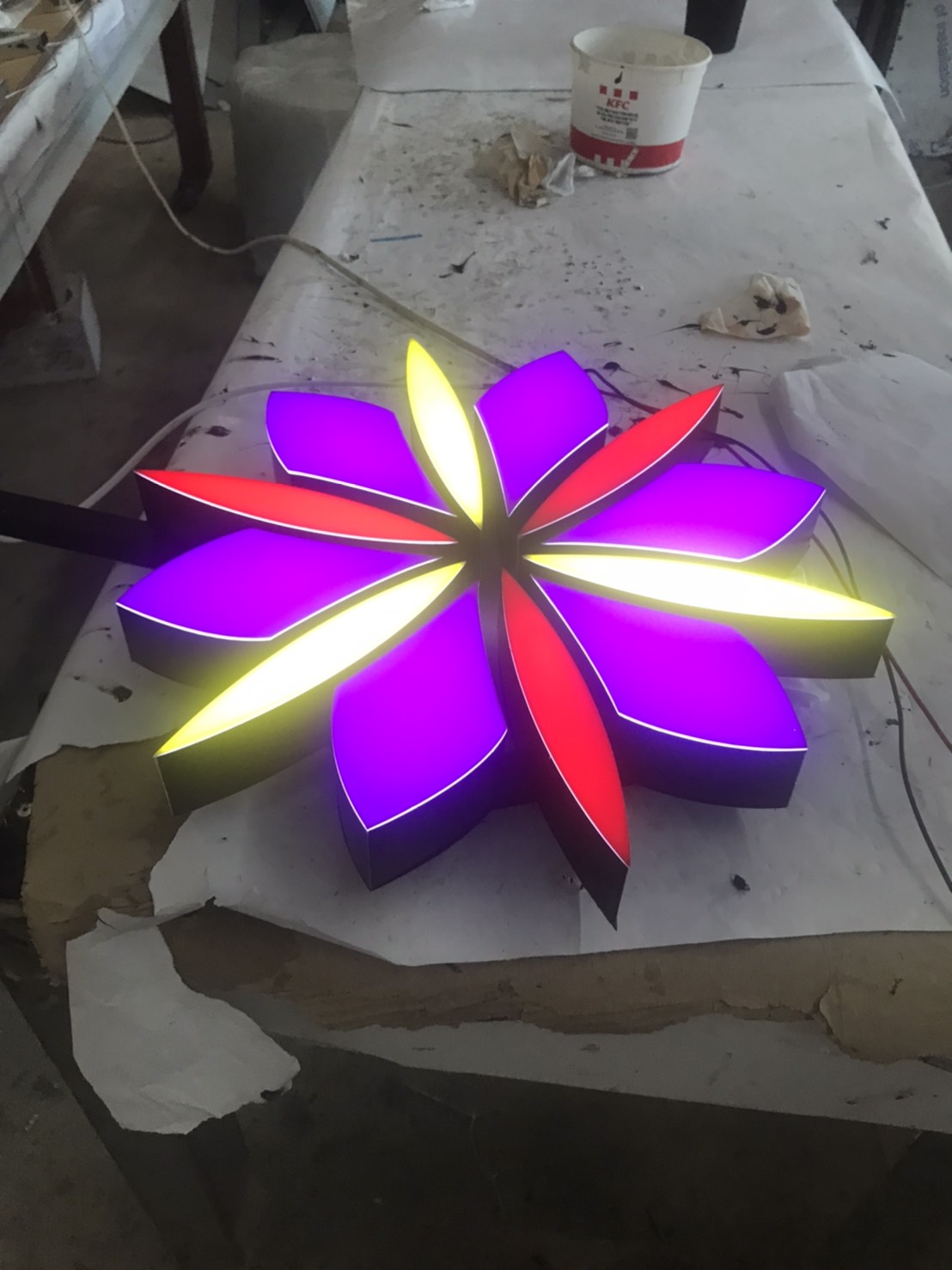 รับทำป้ายไฟหน้าร้านอาหารอินเดียว ป้ายไฟตัวอักษรออกหน้า ป้ายZAFRAN EAT DRINK INDIAN