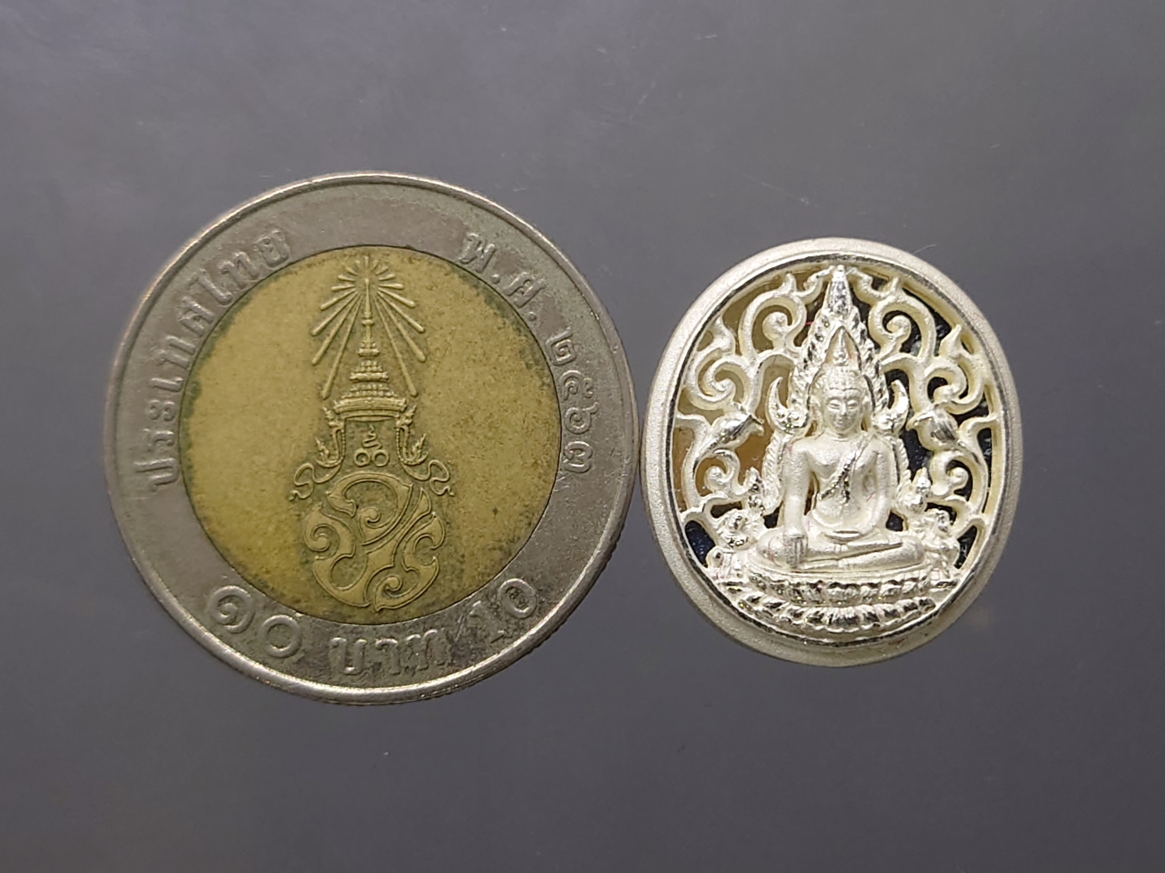 พระพุทธชินราช กรมตำรวจรุ่นแรก รุ่น “ประวัติศาสตร์” เหรียญรูปไข่ฉลุลายไทย พิมพ์เล็ก เนื้อเงินขัดเงา ปี2562 พร่อมกล่องเดิม