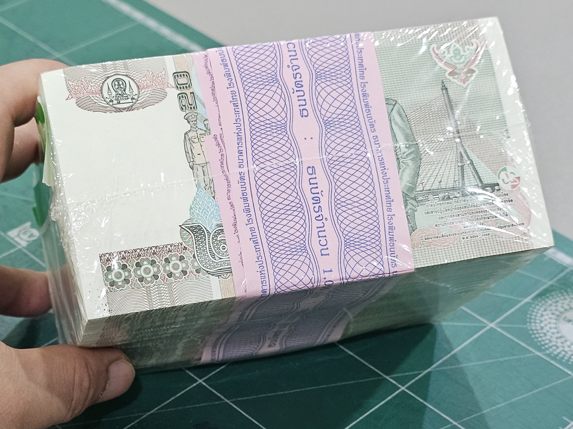 ธนบัตรยกแหนบ 100 ใบ เรียงเลข ธนบัตร 20 บาท แบบ 15 รัชกาลที่9 ไม่ผ่านใช้ สภาพสวย