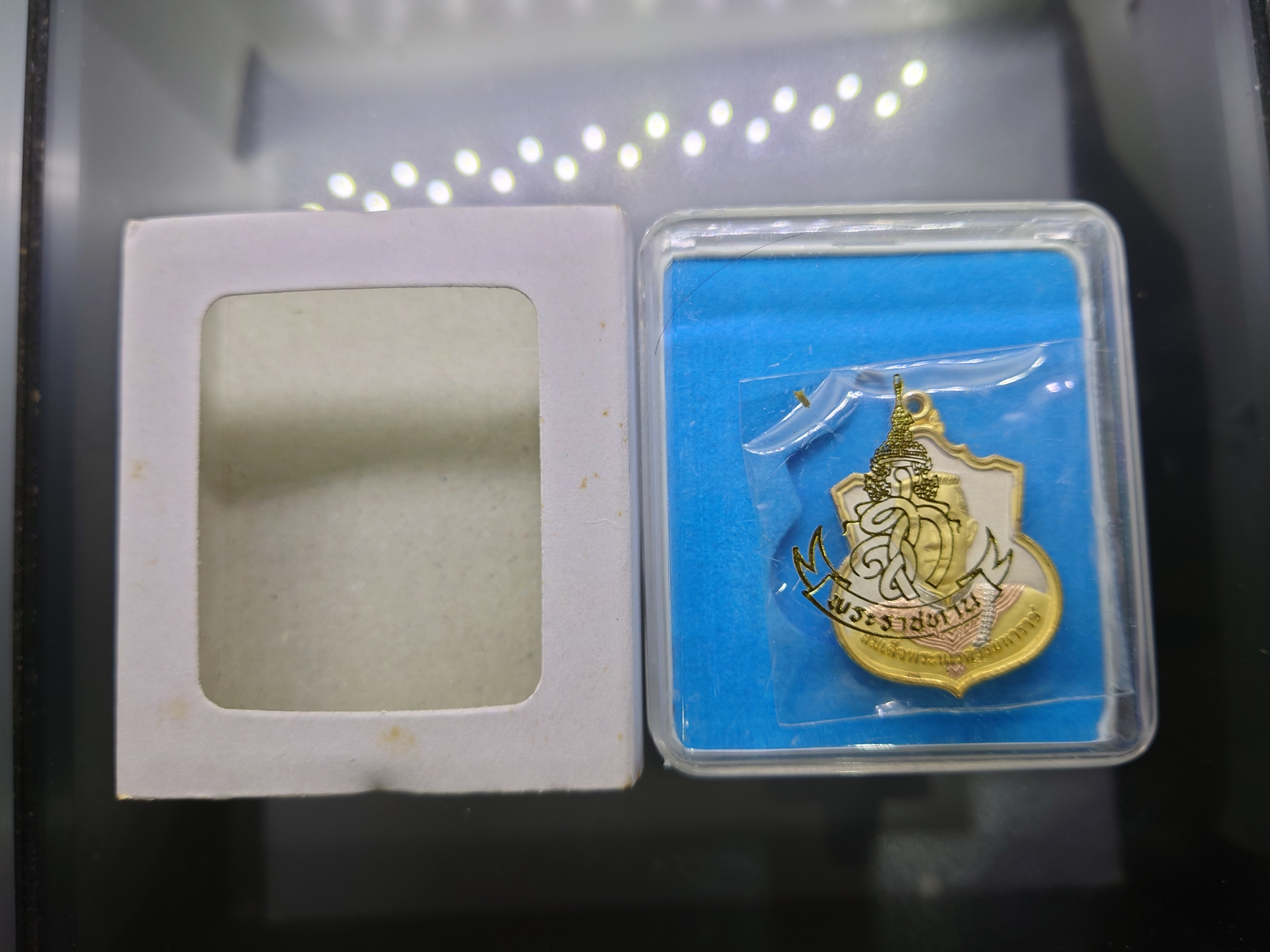 เหรียญสมเด็จพระนเรศวรมหาราช รุ่น สู้ หลัง สก เนื้อชุบสามกษัตริย์ พ.ศ.2548