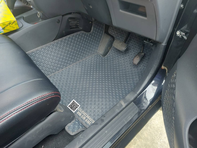 พรมปูพื้นรถยนต์ Toyota Avanza 2013 กระดุมสีเทา