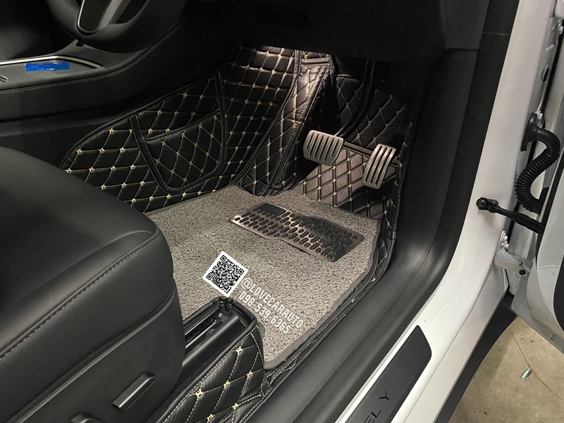 พรมปูพื้นรถยนต์ 7D Tesla model Y 2022 เคฟล่าสีดำด้ายทอง +ไวนิลเทา