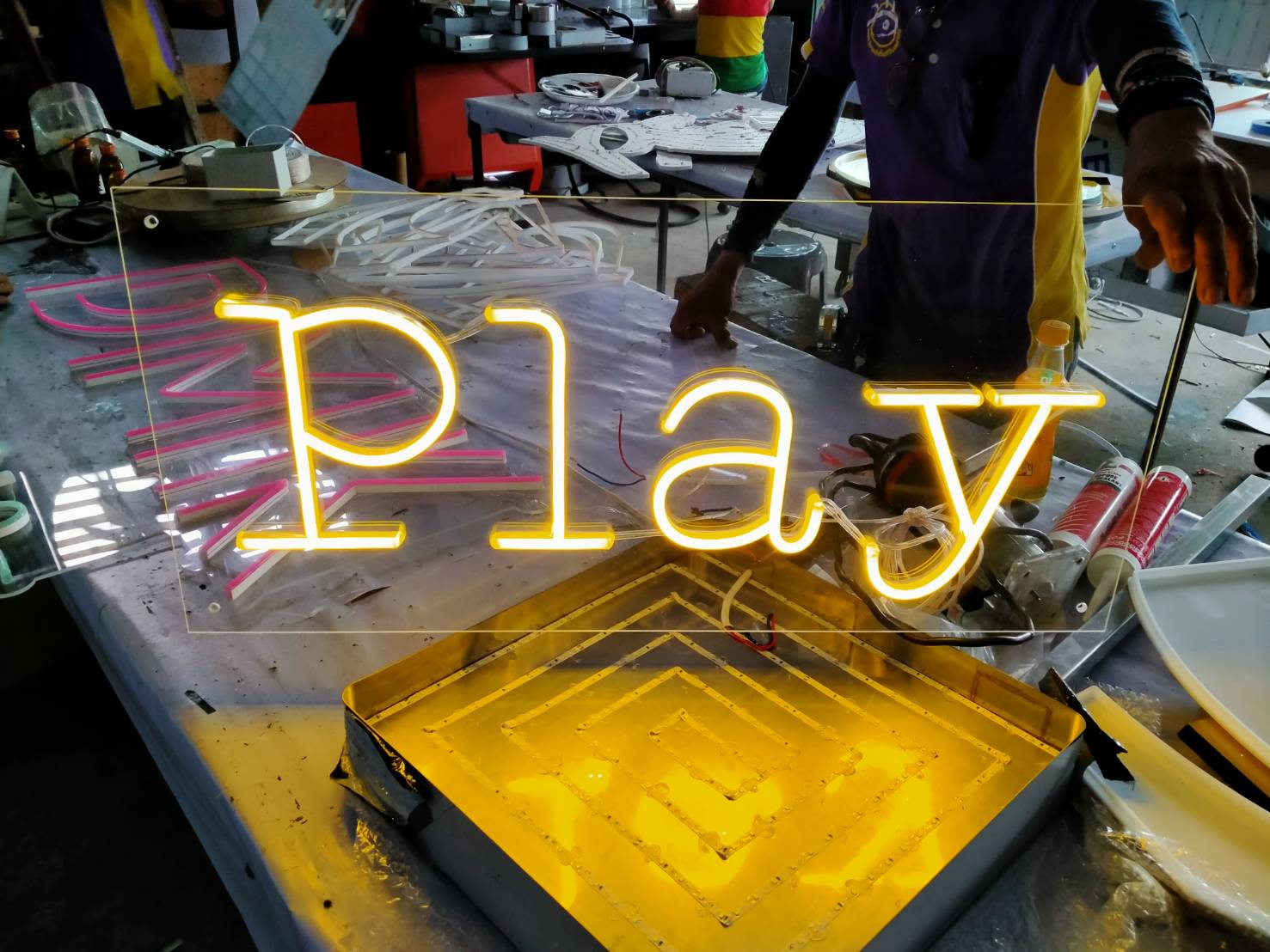 ป้ายไฟLED นีออนเฟล็ค งานPLAYสีเหลือง