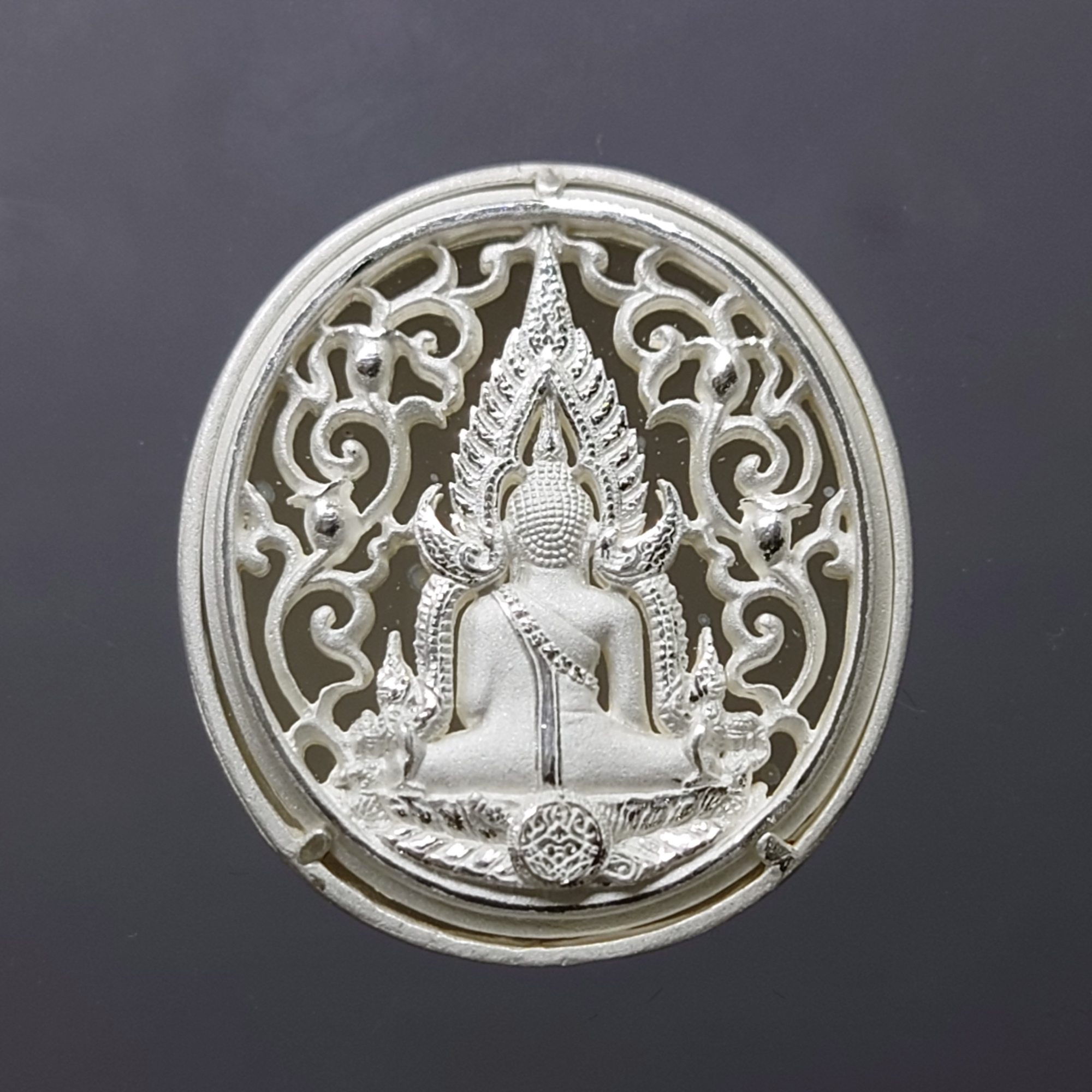 พระพุทธชินราช กรมตำรวจรุ่นแรก รุ่น “ประวัติศาสตร์” เหรียญรูปไข่ฉลุลายไทย พิมพ์ใหญ่ เนื้อเงินขัดเงา ปี2562 พร่อมกล่องเดิม