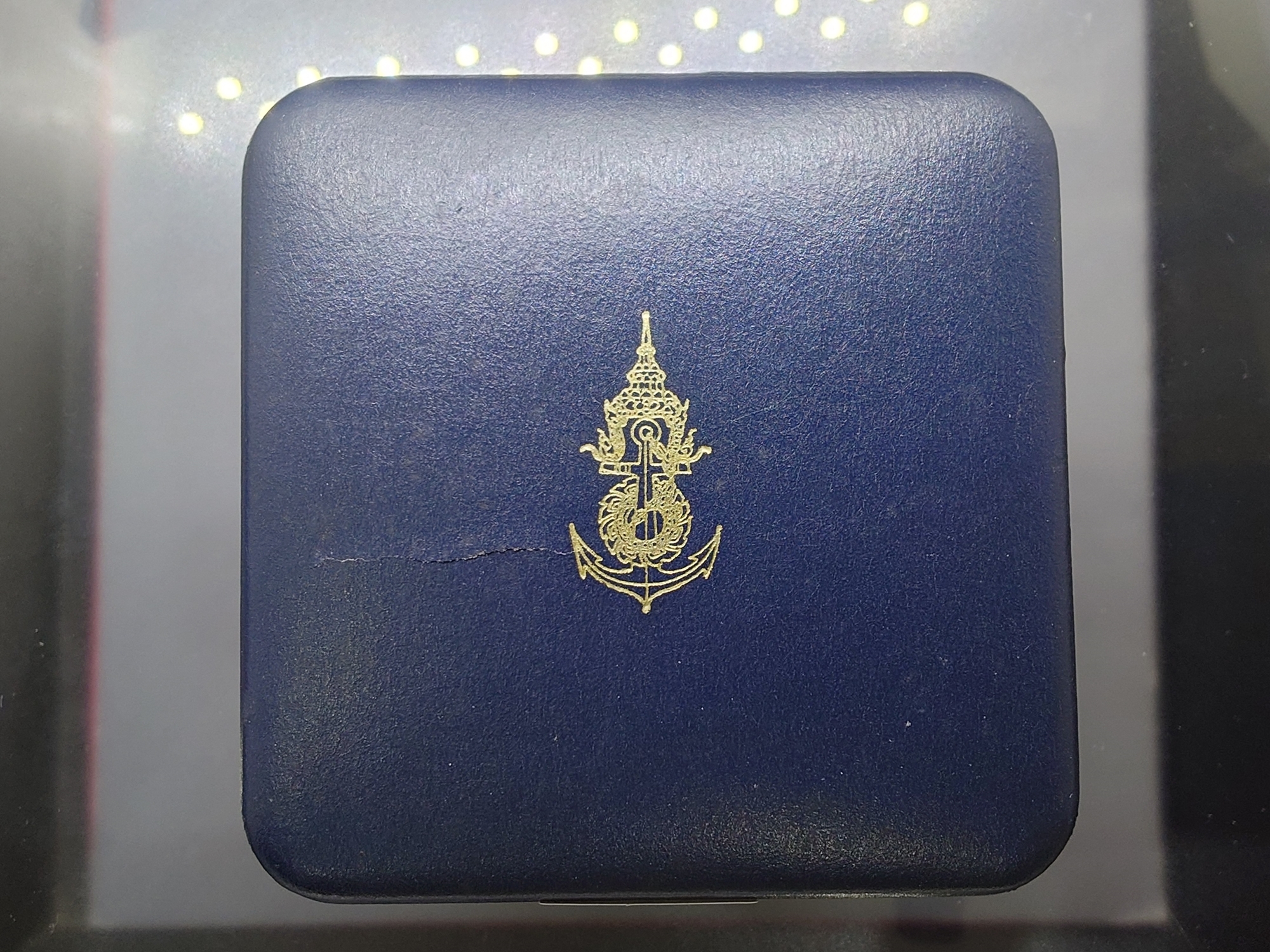 เหรียญสมเด็จพระเจ้าตากสิน เนื้อเงินขัดเงา ที่ระลึกเปิดพระบรมราชานุสาวรีย์ ณ พระราชวังเดิม พ.ศ.2540 พร้อมกล่องเดิม