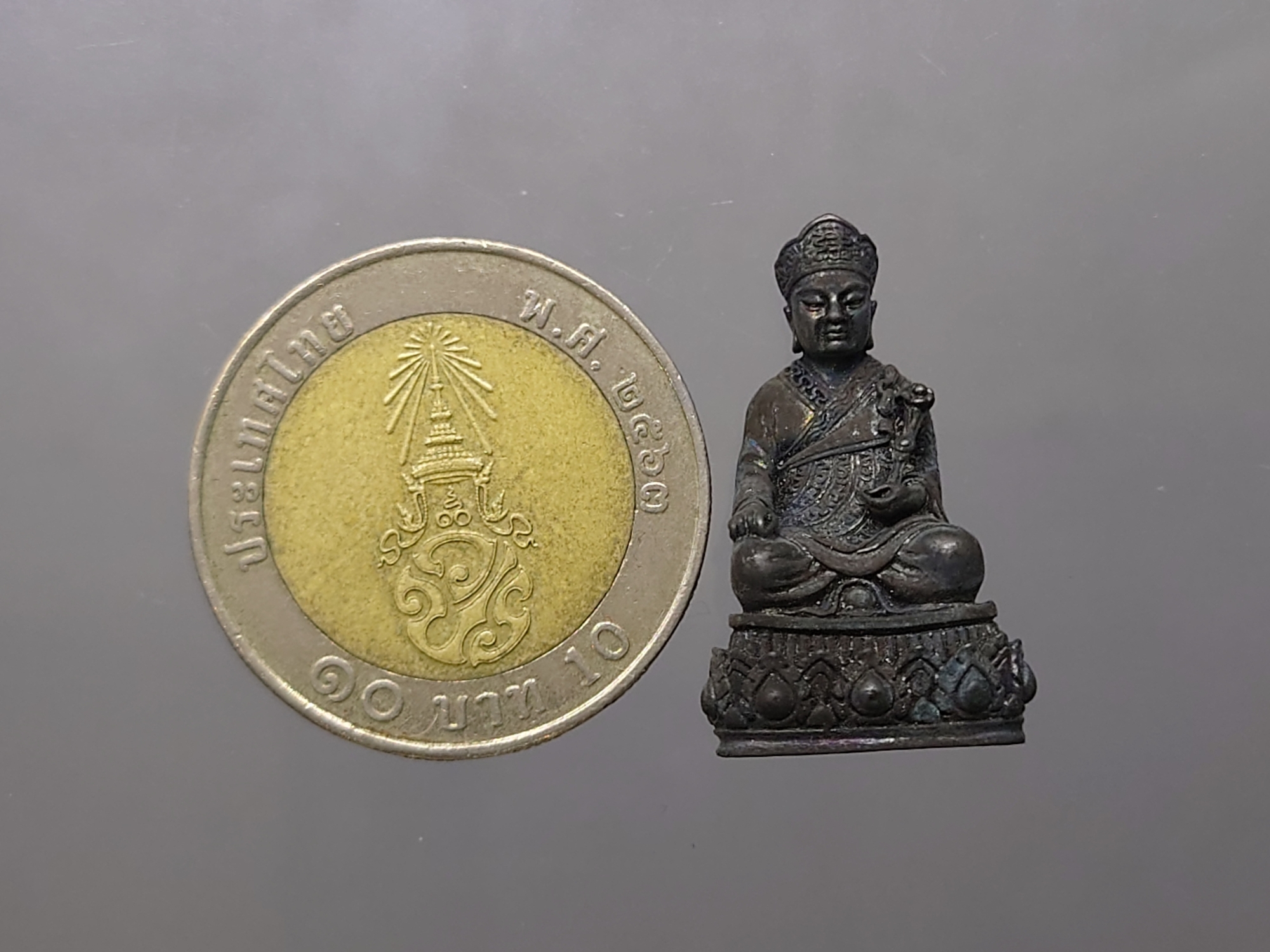 พระรูปเหมือนไต้ฮงกงโจวซือ เนื้อนวะ จัดสร้างโดยมูลนิธิวิทยาเขตสิรินธรราชวิทยาลัย ในพระราชูปถัมภ์ พิธีวัดบวรนิเวศวิหาร ปี2539 กล่องเดิม นิยม หายาก รับประกันแท้
