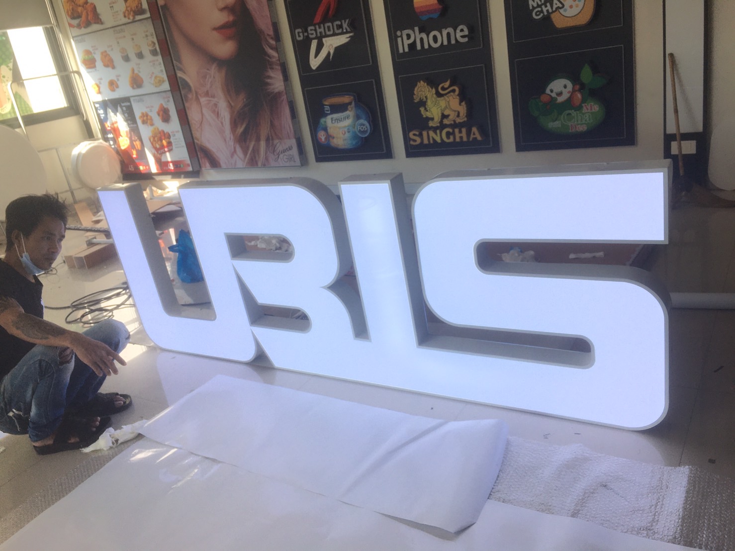 ป้ายตัวอักษรออกไฟแอลอีดี ขอบอลูมิเนียมสีขาว งานUBIS