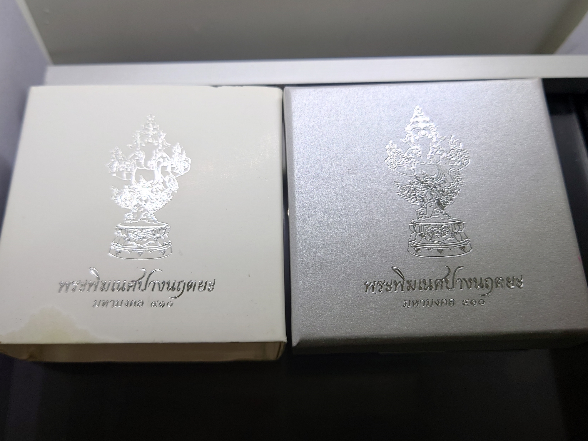 พระพิฆเนศ ปางนฤตยะ มหามงคล ๙๑๐ เนื้อเงินมุก (โคท 8) ขนาด 4 เซ็น จัดสร้างโดย คณะดนตรีและการแสดง มหาวิทยาลัยบูรพา พ.ศ.2562 พร้อมกล่องเดิม