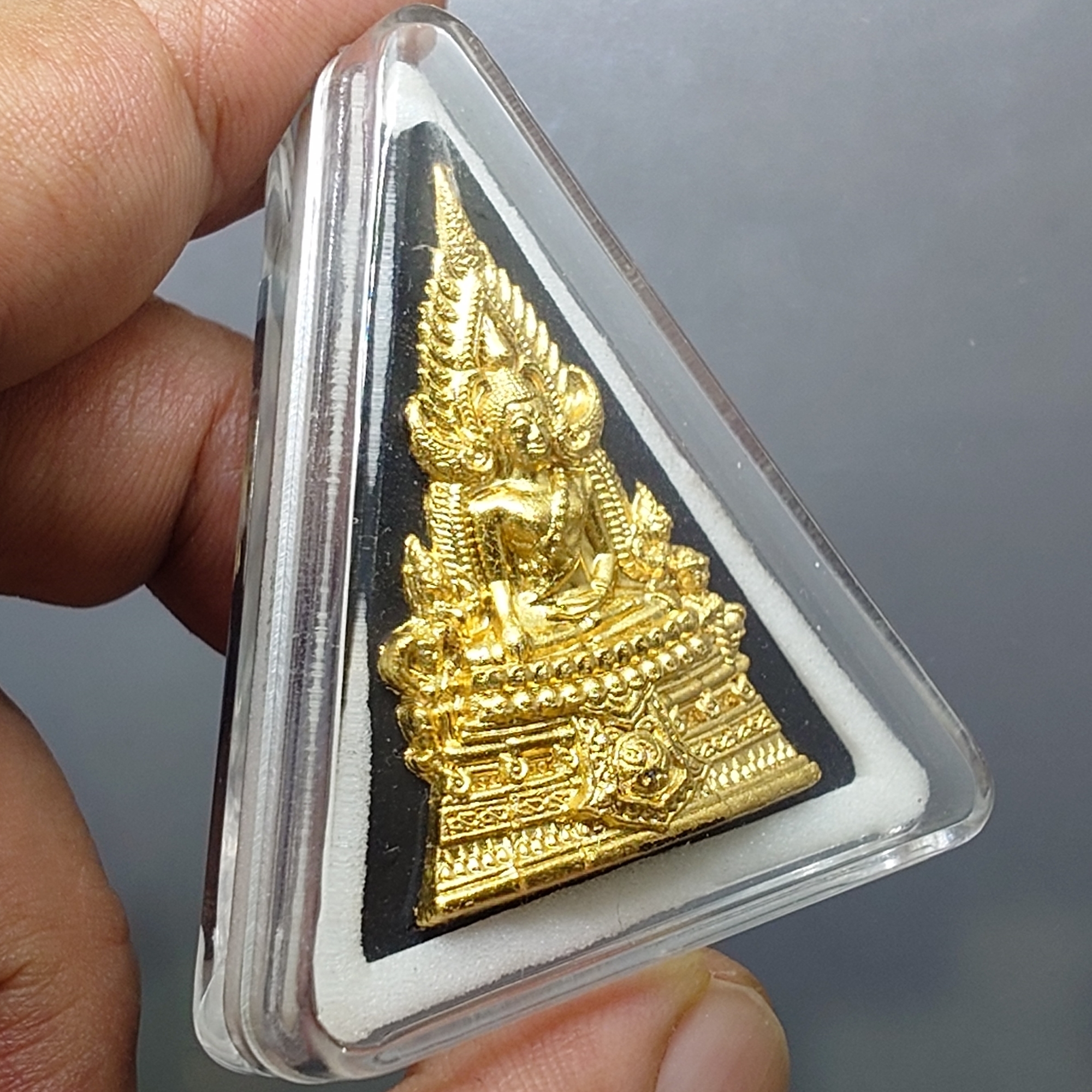 พระพุทธชินราช (จำลอง) พุทธชยันตี 2600 ปี ๘๔ พรรษา รัชกาลที่9 เนื้อผงปิดทอง หลัง ภ.ป.ร เนื้อเงิน ปี2554 พร้อมกล่องเดิม