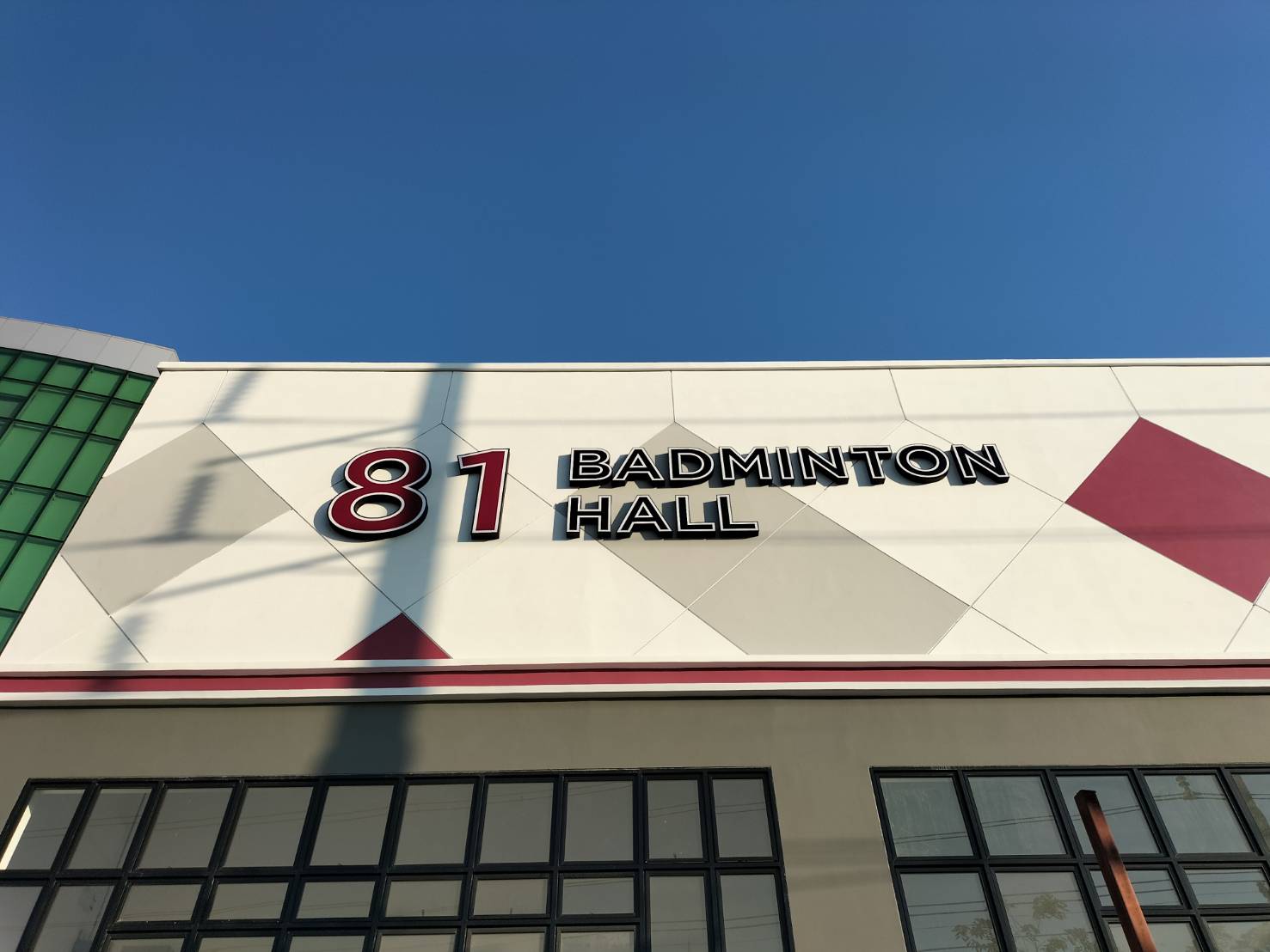 ป้ายไฟตัวหนังสือแอลอีดี ป้ายติดบนอาคาร ป้ายไฟบนตึก งาน81 BADMINTON HALL