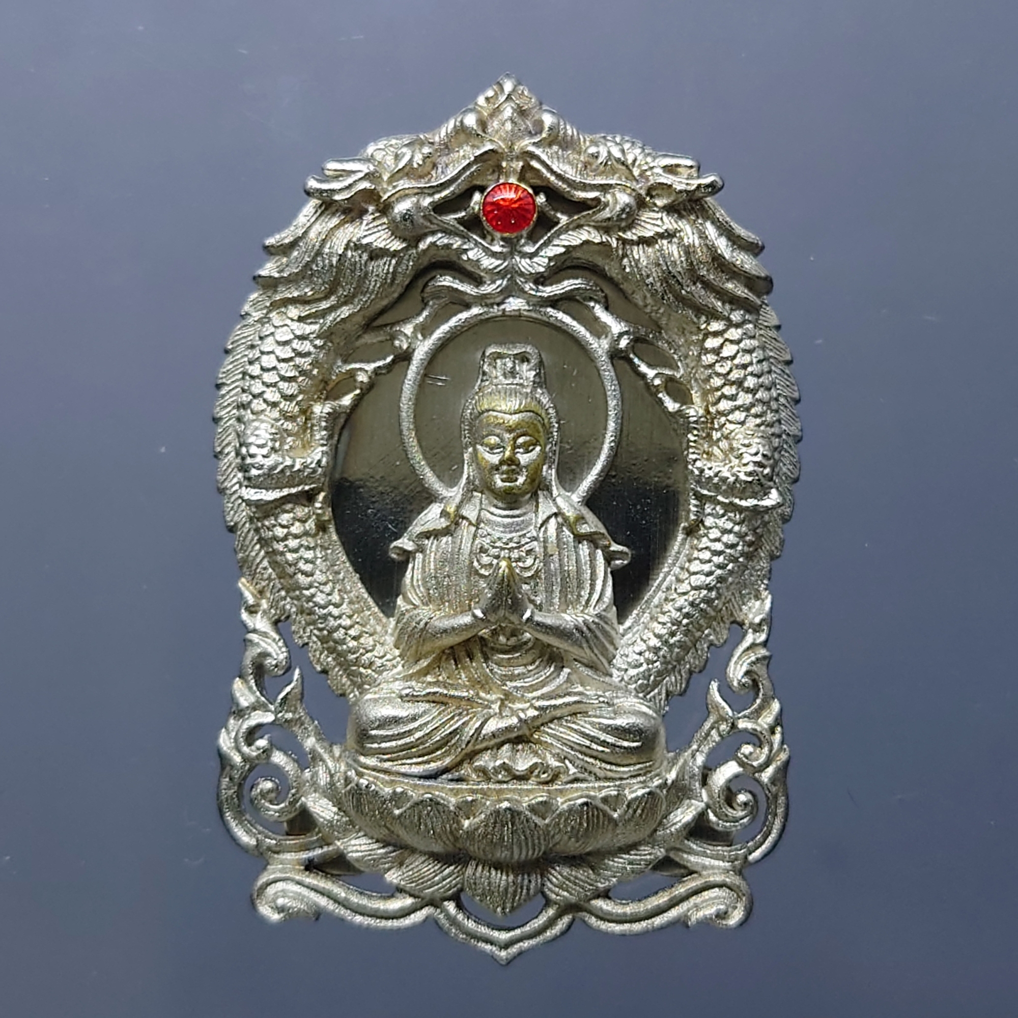 เหรียญฉลุลายยกองค์ พระโพธิสัตว์อวโลกิเตศวร เจ้าแม่กวนอิม มังกรคู่ เนื้อบรอนซ์นอก รมดำโบราณ รุ่นทรงประทานพร วัดบวรนิเวศวิหาร ปี2555 พร้อมตลับเดิม