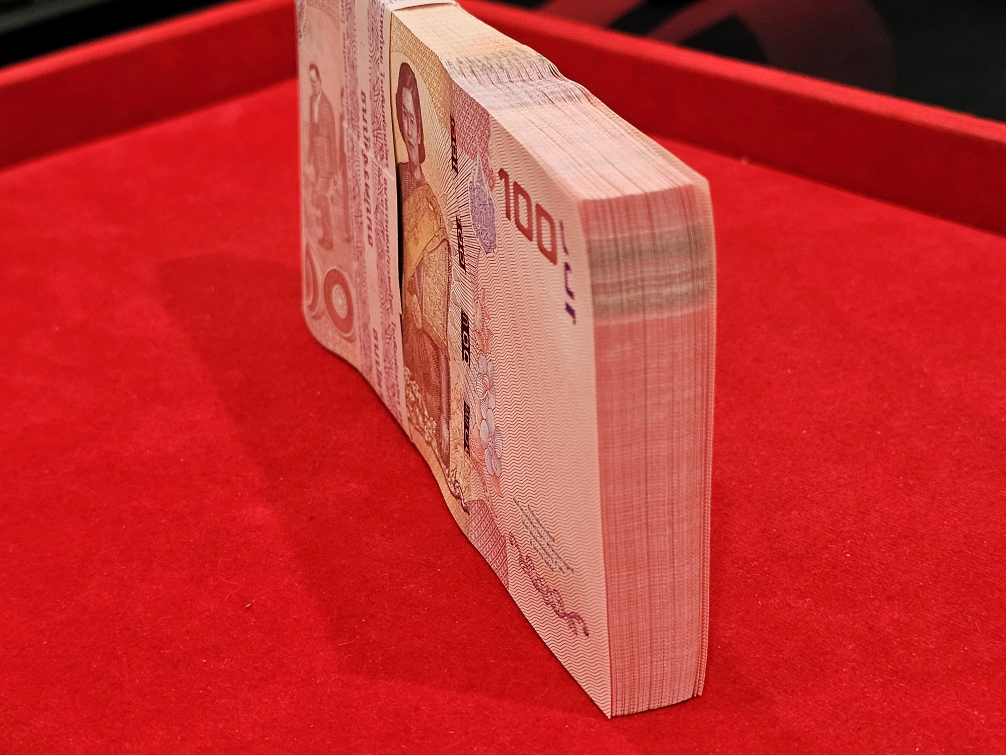 ธนบัตรยกแหนบ 100 ใบ เรียงเลข ธนบัตรที่ระลึก 100 บาท ฉลองพระชนมายุ 50 พรรษา สมเด็จพระเทพฯ ในรัชกาลที่9 พ.ศ.2558 ไม่ผ่านใช้