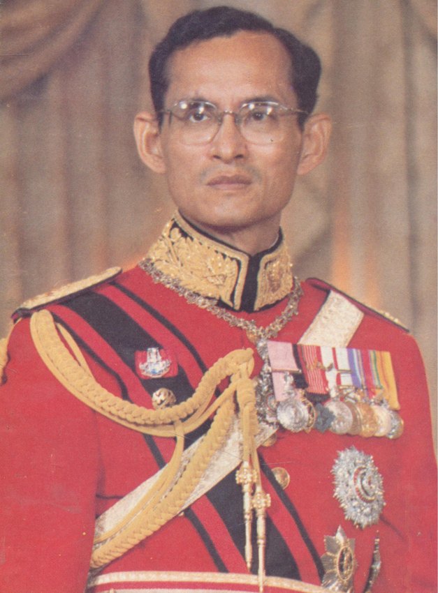 สู่จิบัตร พระราชพิธีทรงบําเพ็ญพระราชกุศลสมโภช พระพุทธชินราช พระประธานพระอุโบสถ วัดเบญจมบพิตรดุสิตวนาราม ณ พระอุโบสถ วัดเบญจมพิตรดุสิตวนาราม วันเสาร์ที่ ๘. ธันวาคม ๒๕๒๗