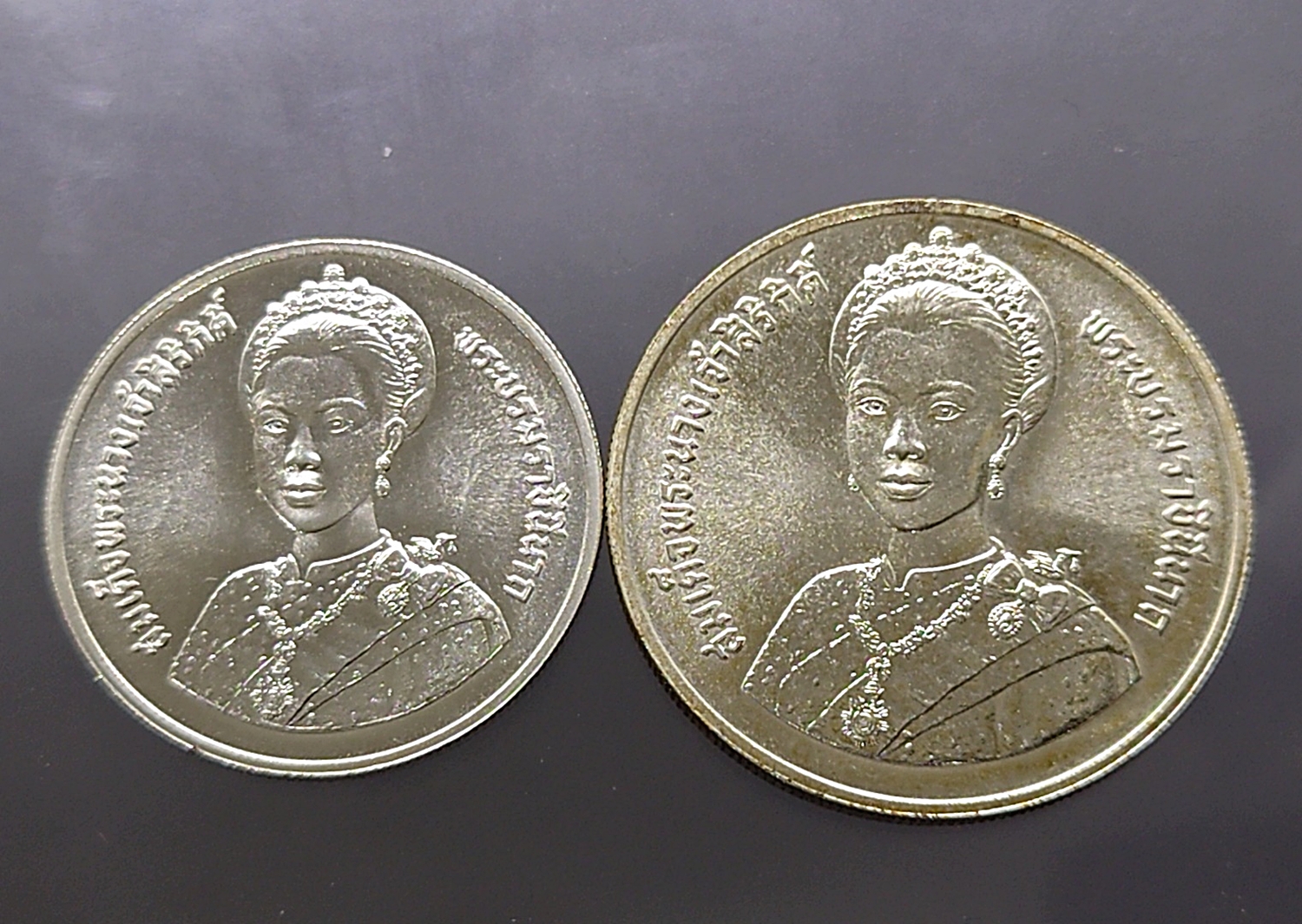 เหรียญเงินครบชุด ที่ระลึกเฉลิมพระชนมพรรษา 5 รอบ สมเด็จพระนางเจ้าสิริกิติ์ พระบรมราชินีนาถ พ.ศ.2535 ไม่ผ่านใช้