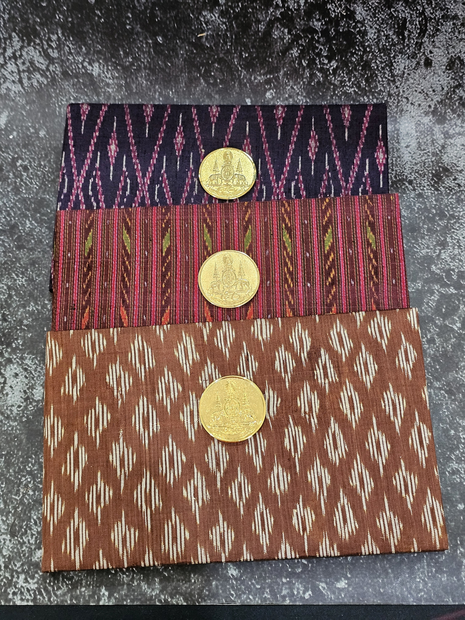 ธนบัตรที่ระลึก 500 บาทแบบพิเศษ พระบาทสมเด็จพระเจ้าอยู่หัวรัชกาลที่ 9 ฉลองสิริราชสมบัติครบ 50 ปี พร้อมปกผ้าไหม หนังสือและกล่อง (ไม่มีซองขาวและหนังสือ)