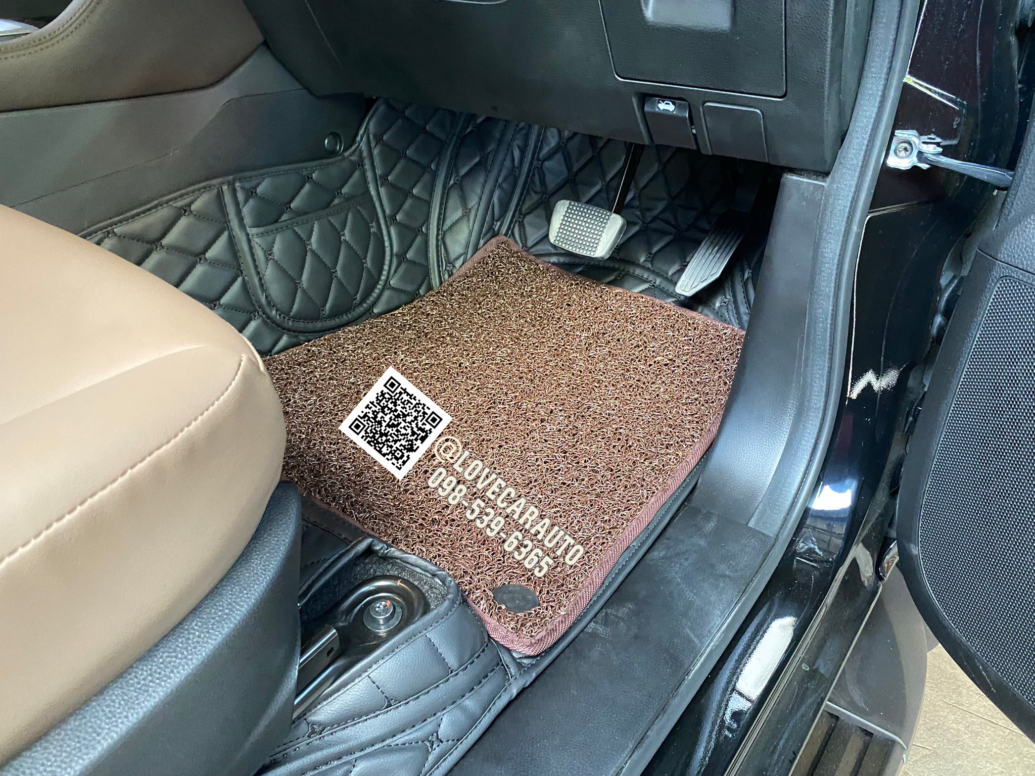 พรมปูพื้นรถยนต์ 6D Isuzu Mux 2022 สีดำด้ายดำ +ไวนิลสีน้ำตาล