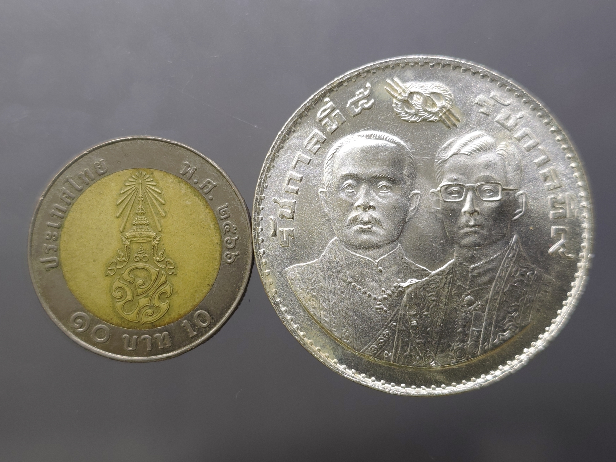 เหรียญเงิน 100 บาท ที่ระลึกครบ 100 ปี สถาปนากระทรวงการคลัง พ.ศ.2518 ไม่ผ่านใช้