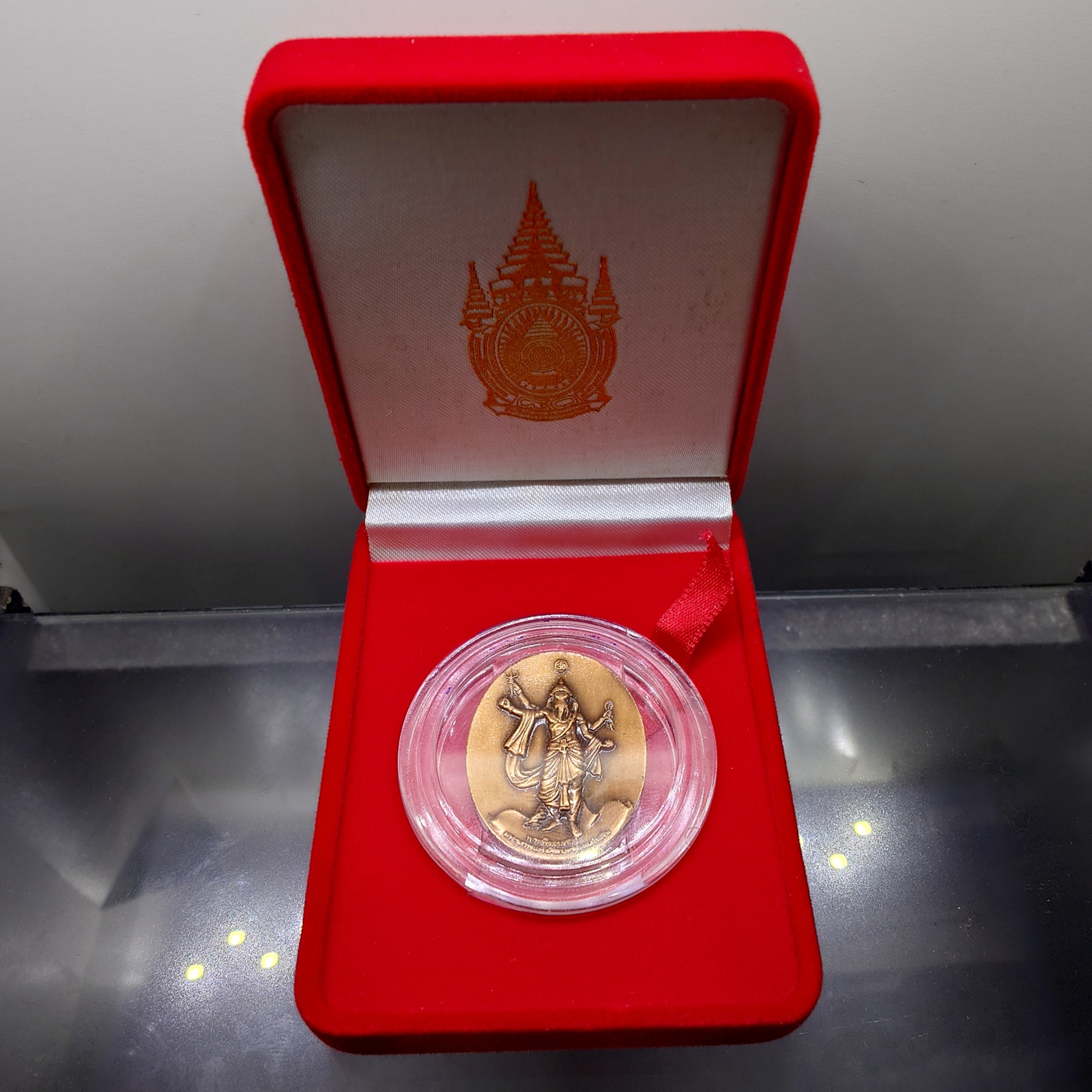 เหรียญพระพิฆเนศ ปางมหาเทพ เวิร์คพอยท์ (ชุดกรรมการ เลข 9999) รุ่นเฉลิมพระเกียรติ 80พรรษา ในหลวง รัชกาลที่9 ปี2550 รับประกันแท้ อุปกรณ์ครบ