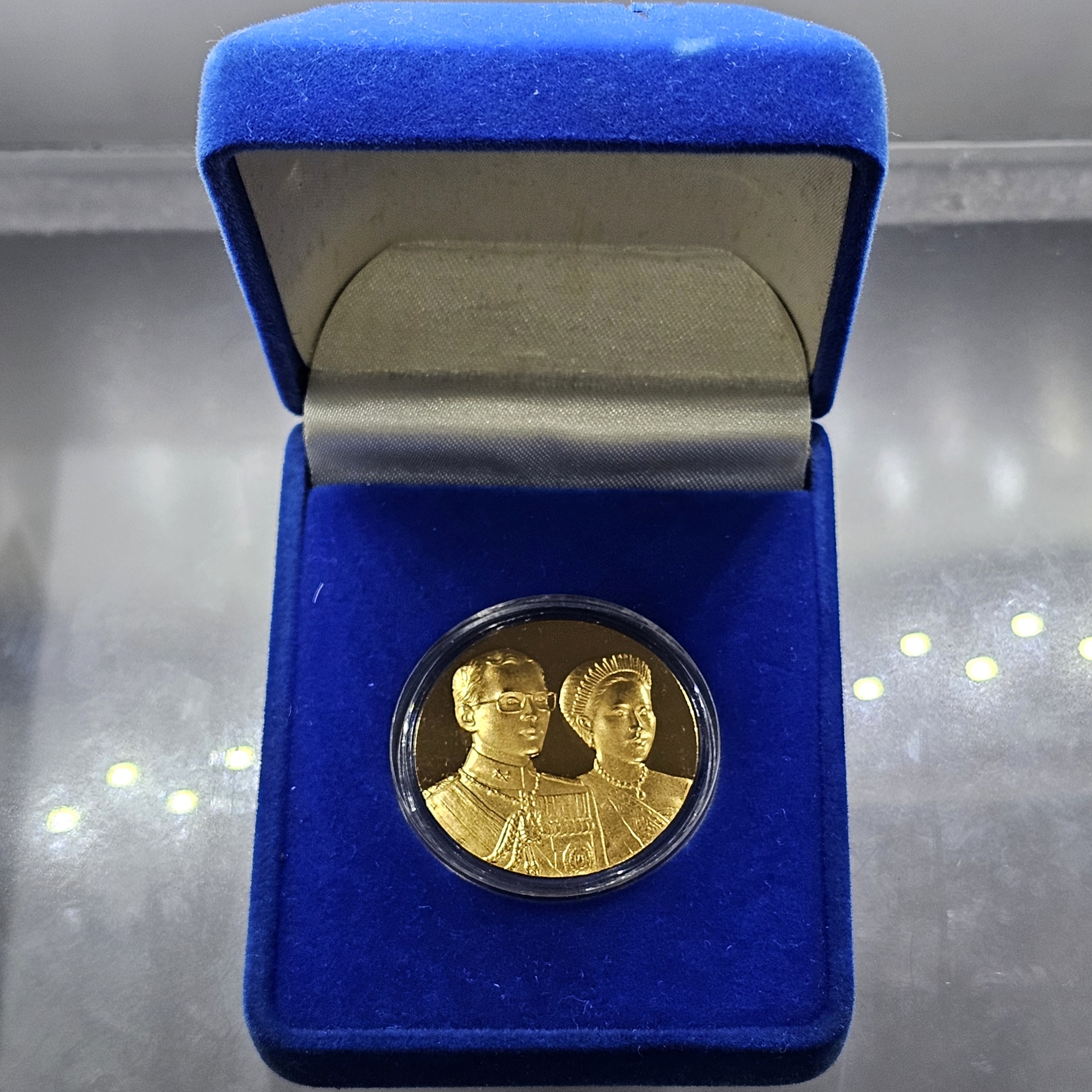 เหรียญที่ระลึกพระราชทาน ในหลวง ร.9 และพระราชินี เนื้อกะไหล่ทอง ขนาด 3 ซม. ทรงกลม (แจกเฉพาะข้าราชการ ใกล้ชิดพระองค์) พร้อมกล่อง