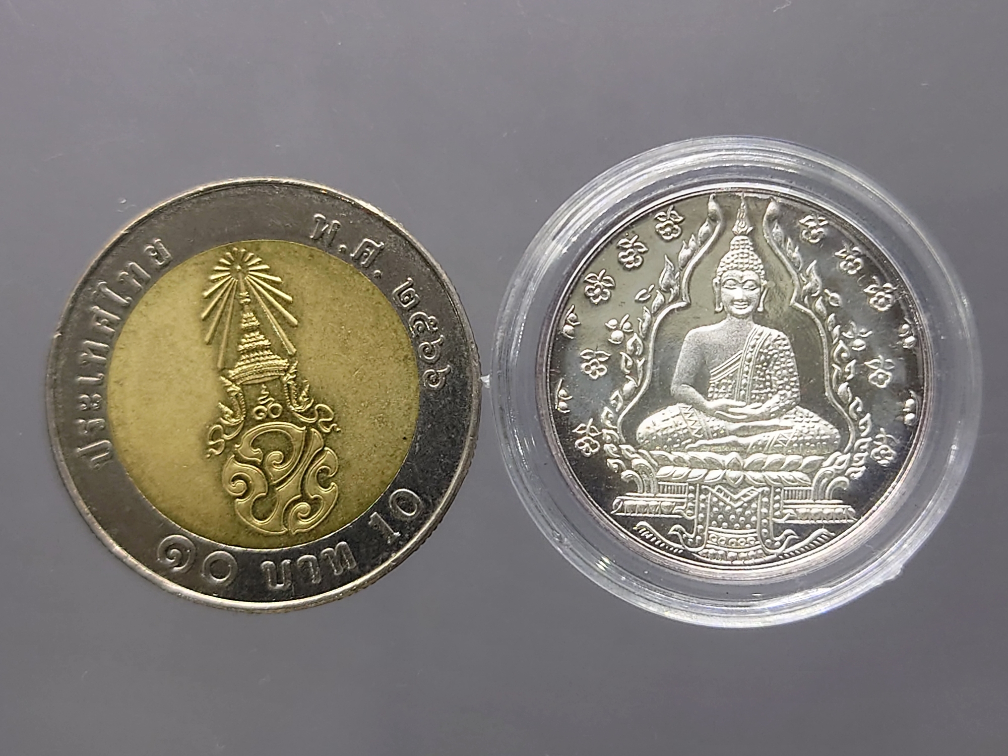 เหรียญพระแก้วมรกต รุ่น2 เนื้อเงินขัดเงา วัดพระศรีรัตนศาสดาราม ปี 2547 สภาพสวยเดิมๆ หายาก สร้างโดยสำนักพระราชวัง