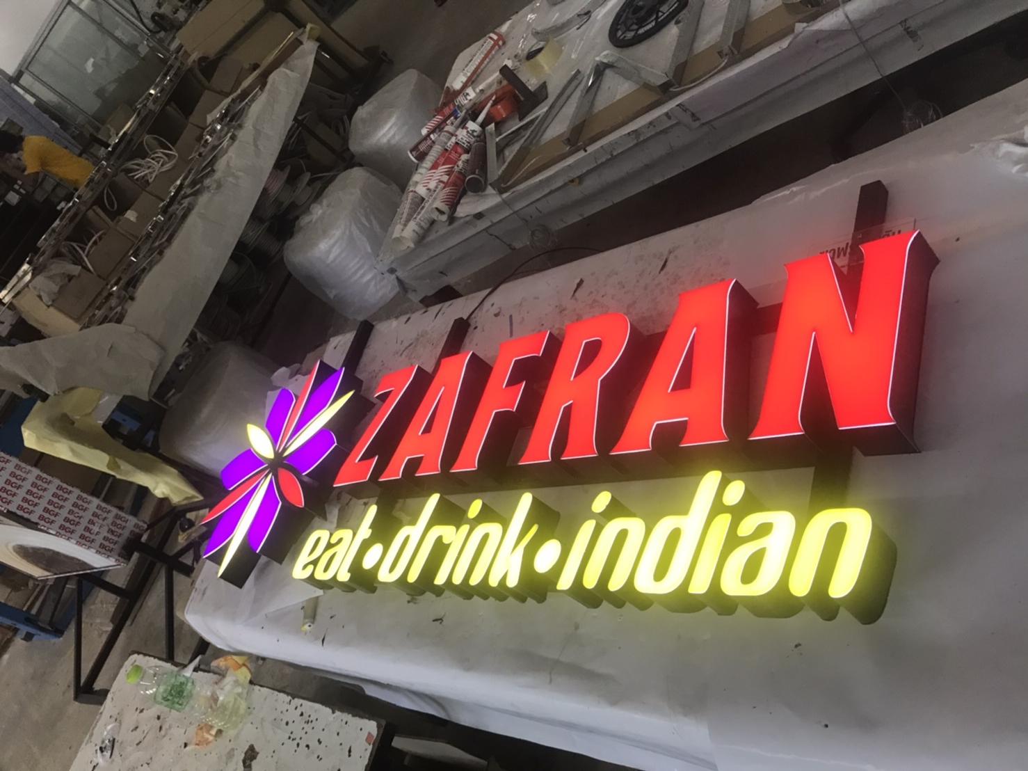 รับทำป้ายไฟหน้าร้านอาหารอินเดียว ป้ายไฟตัวอักษรออกหน้า ป้ายZAFRAN EAT DRINK INDIAN