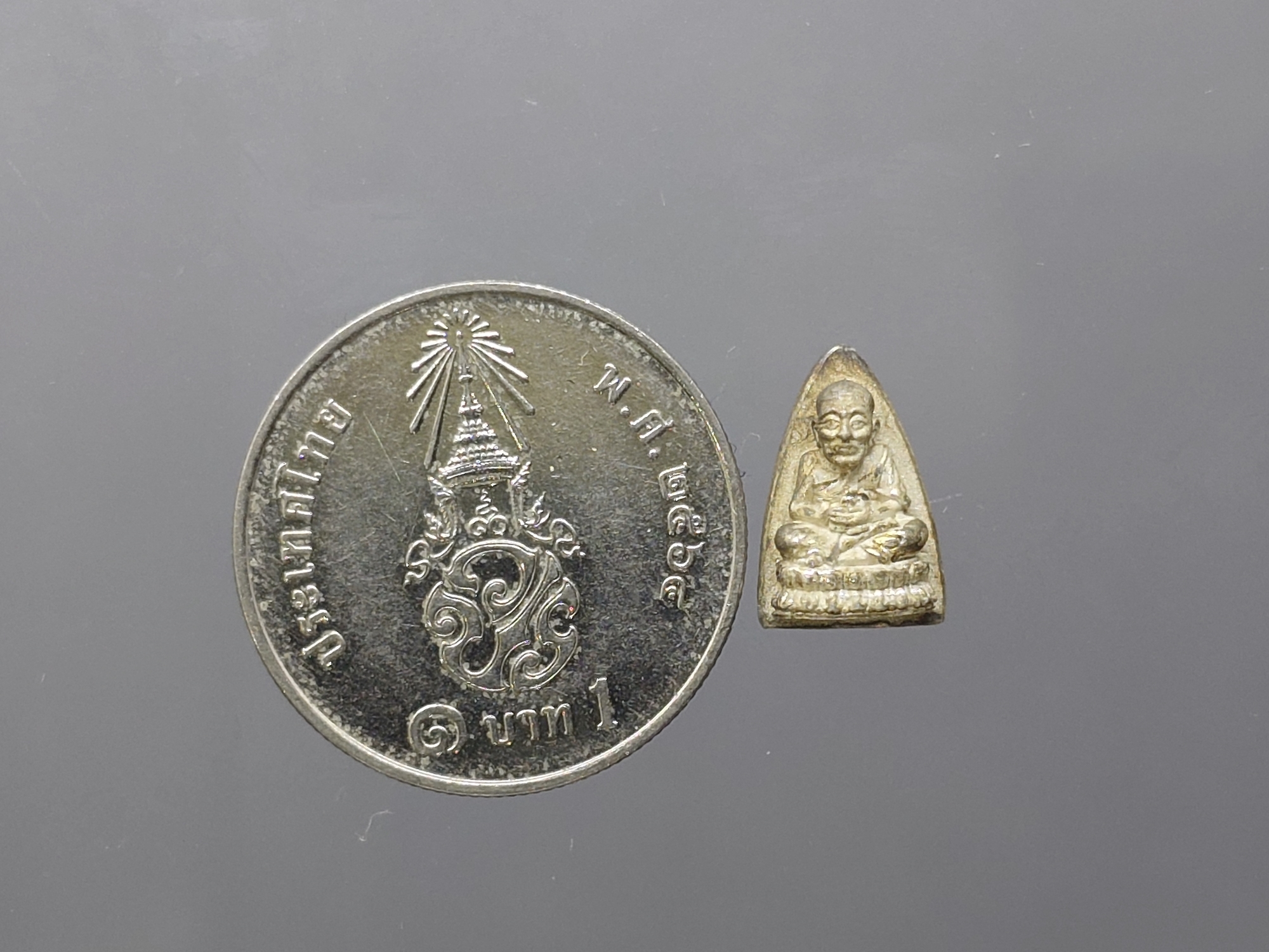 หลวงปู่ทวดเหยียบน้ำทะเลจืด เนื้อเงิน พิมพ์จิ๋ว ศูนย์การทหารปืนใหญ่ สร้าง พุทธาภิเษก วัดประสาทบุญญาวาส ปี2540 พร้อมกล่องเดิม